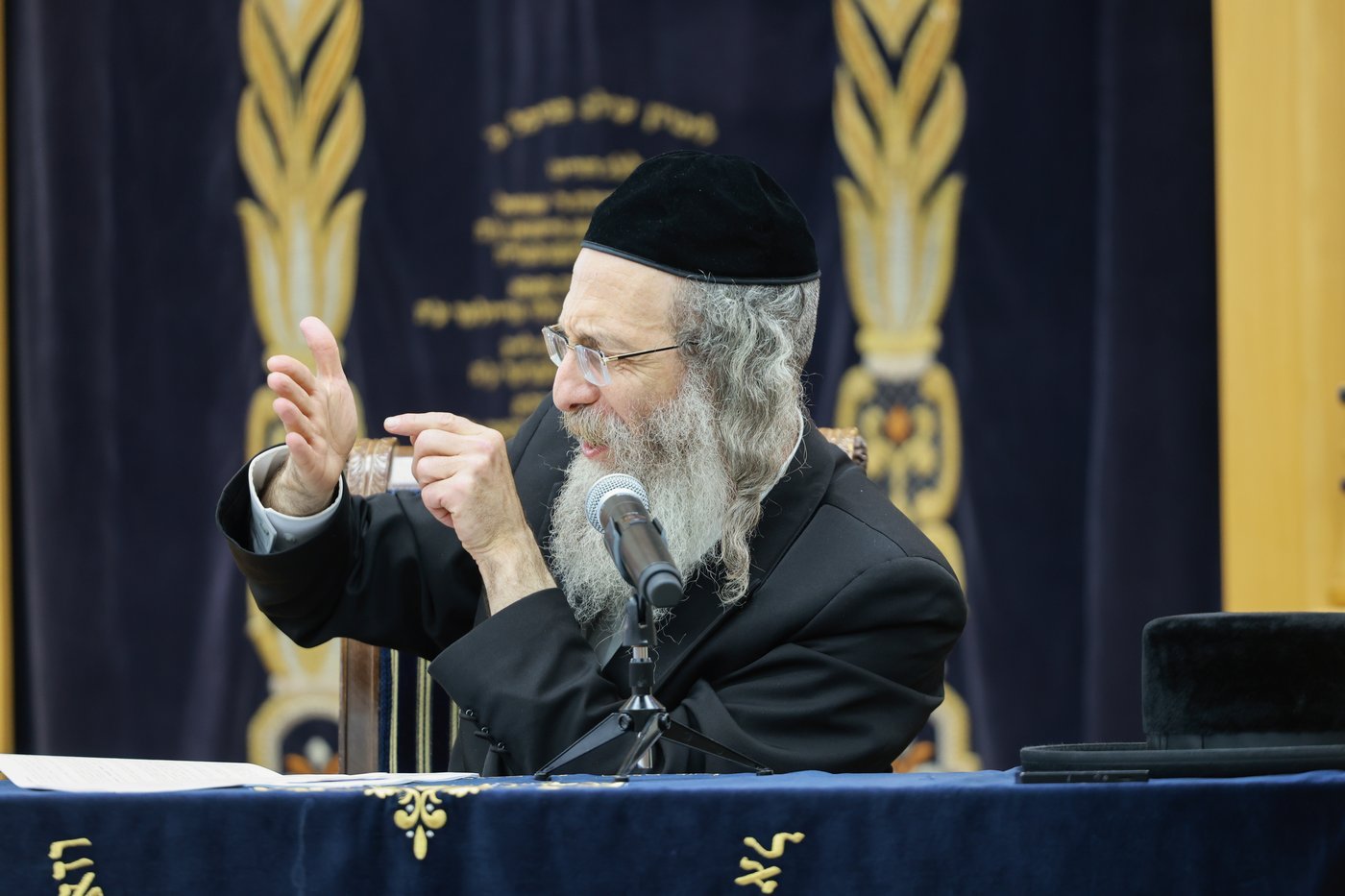 הרה"צ רבי אלימלך בידרמן בהתוועדות ליל שישי בחיפה