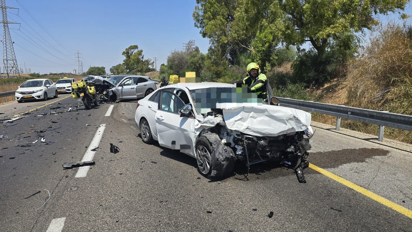 גבר בן 40 נהרג בהתנגשות חזיתית; צעירה פונתה במצב בינוני
