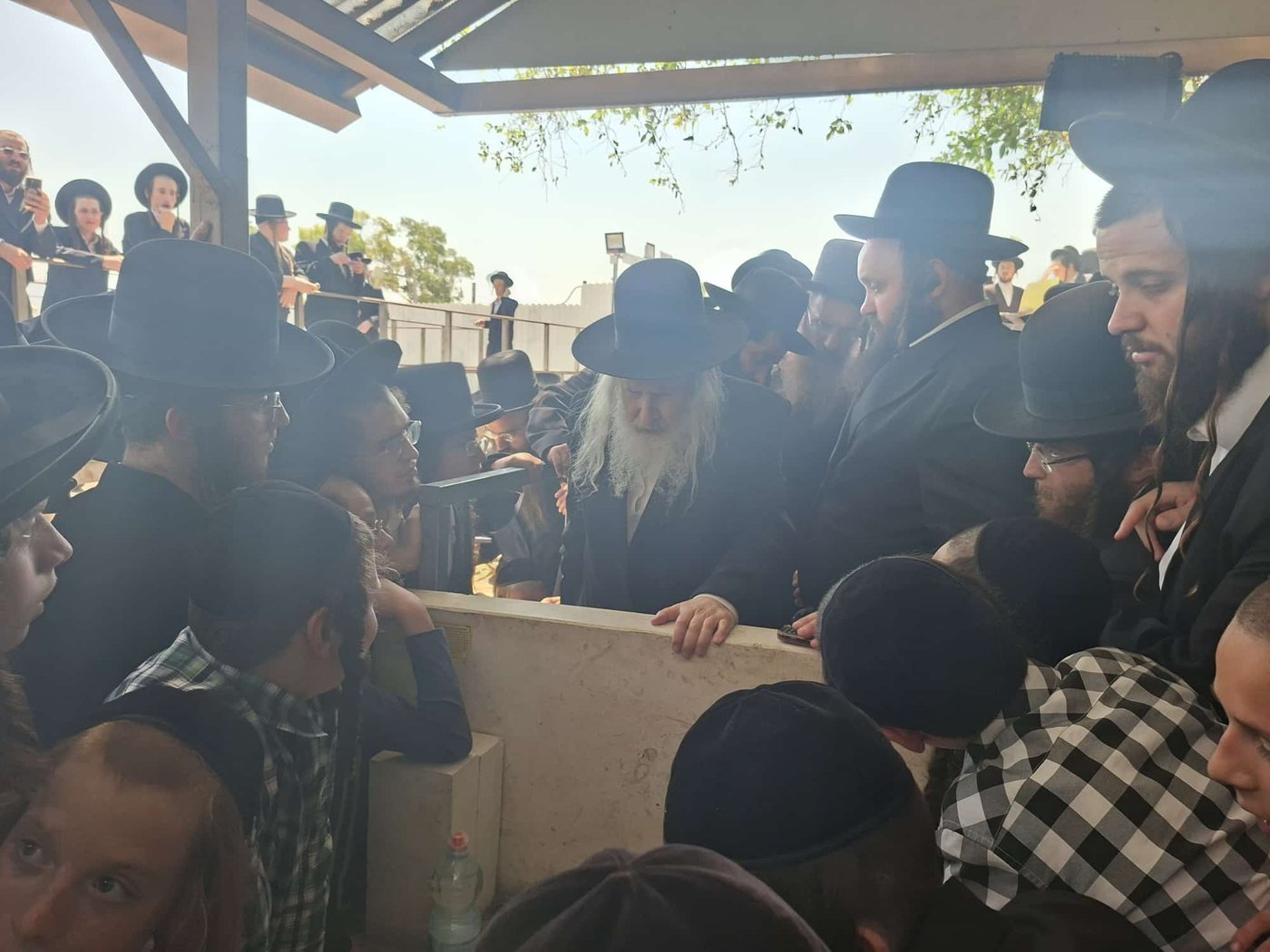 האדמו"ר מאמשינוב בתפילה בטבריה