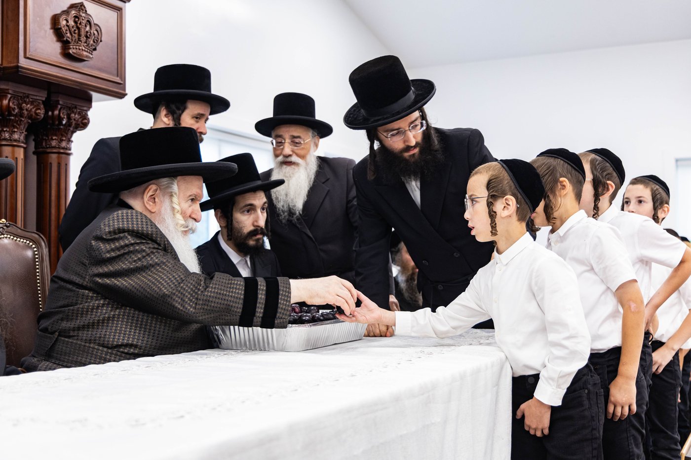 האדמו"ר מבאבוב בביקור במחנה שלווה
