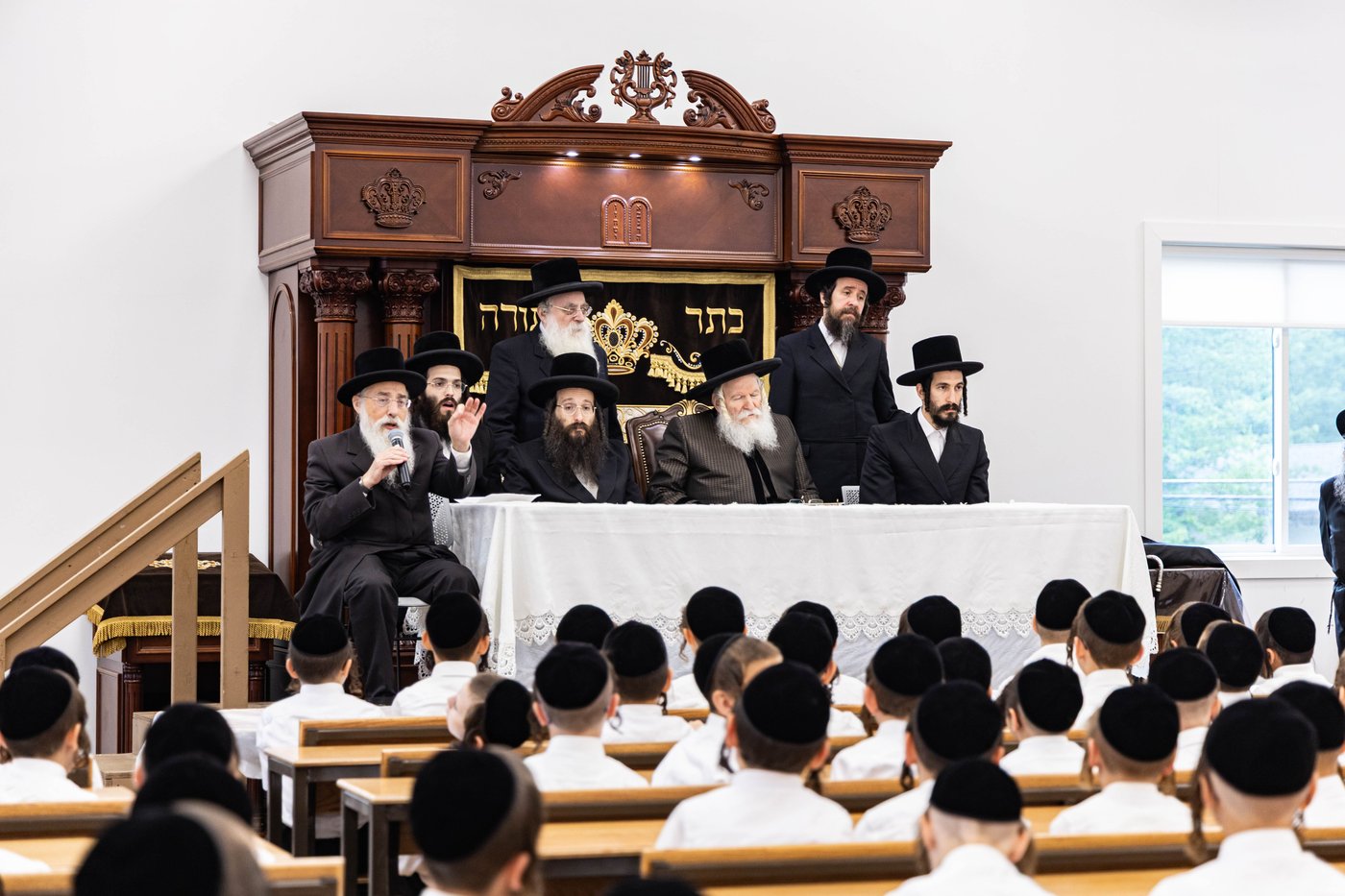 האדמו"ר מבאבוב בביקור במחנה שלווה