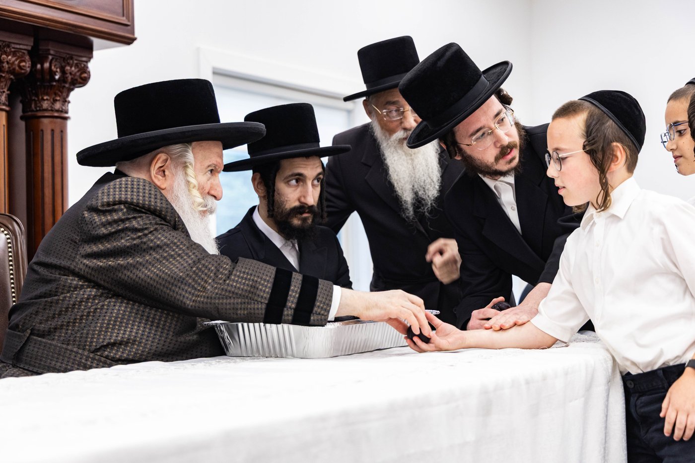 האדמו"ר מבאבוב בביקור במחנה שלווה