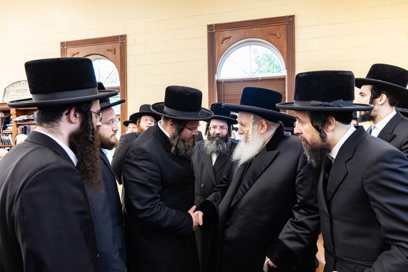 האדמו"ר מבאבוב בביקור במחנה שלווה
