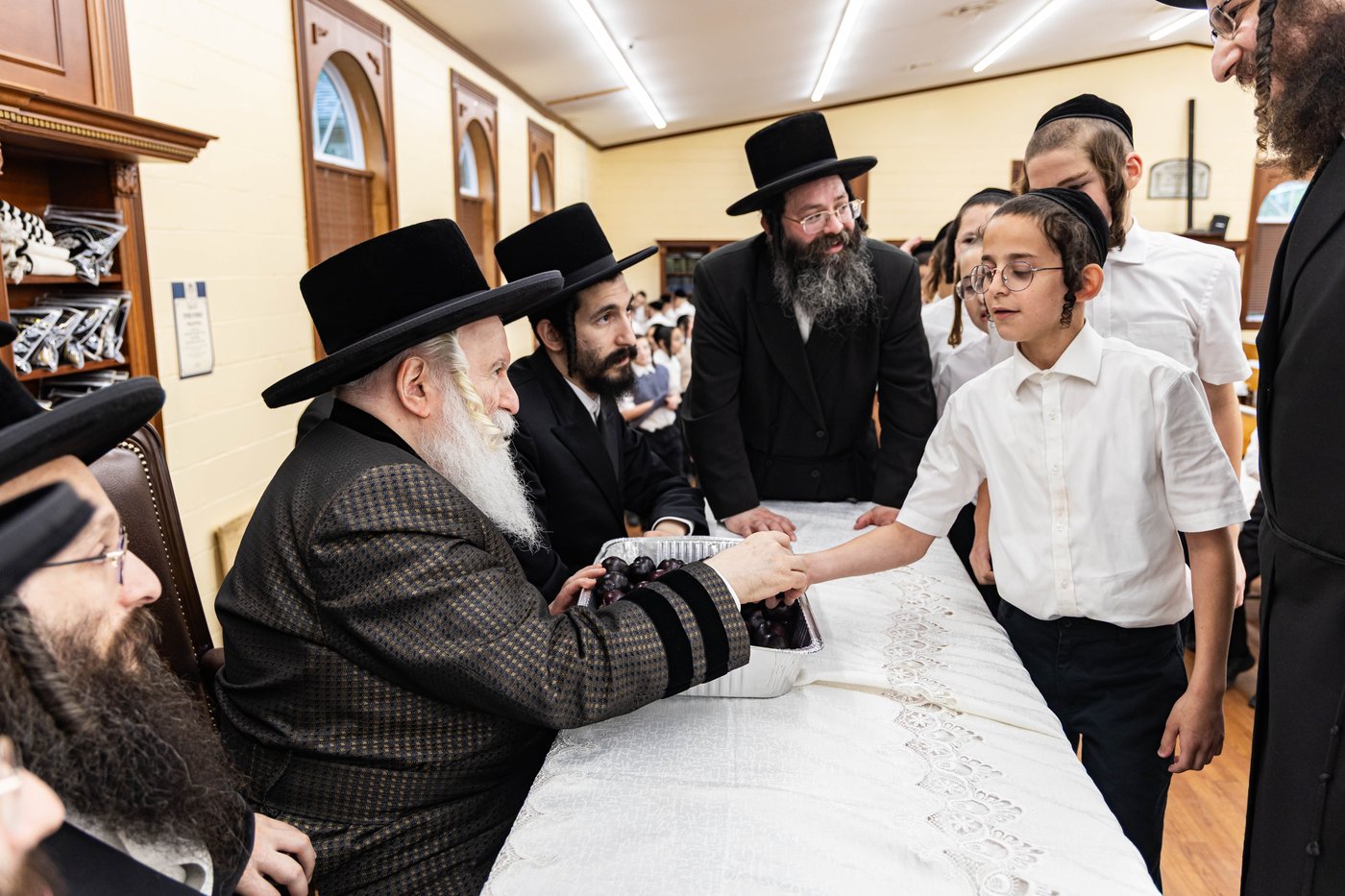 האדמו"ר מבאבוב בביקור במחנה שלווה