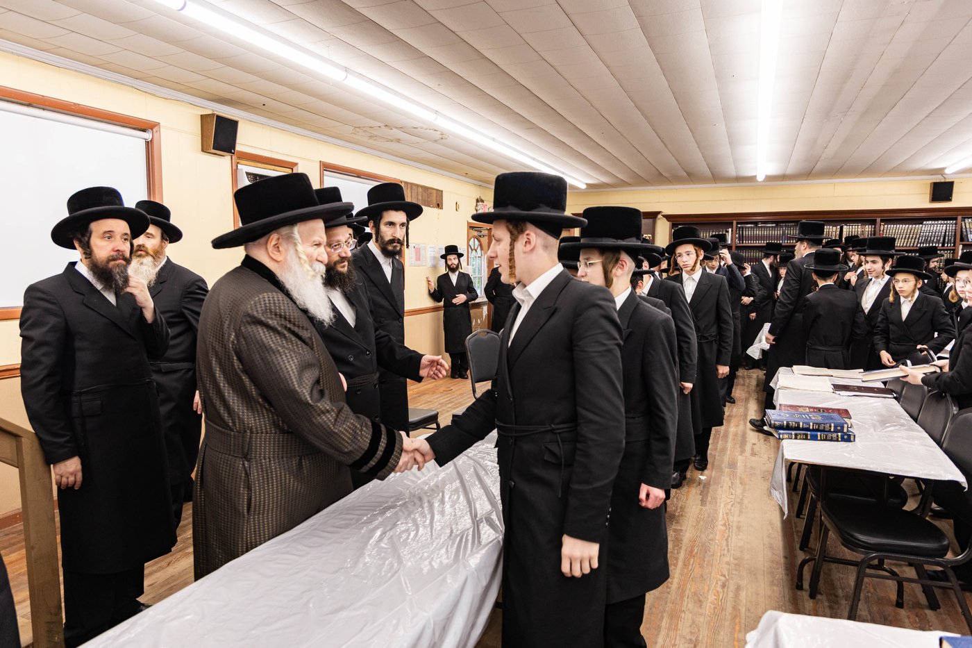 האדמו"ר מבאבוב בביקור במחנה שלווה