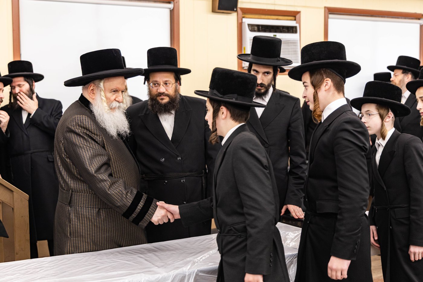 האדמו"ר מבאבוב בביקור במחנה שלווה
