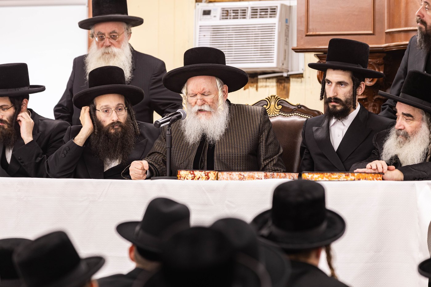 האדמו"ר מבאבוב בביקור במחנה שלווה