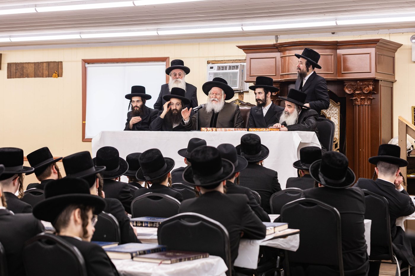 האדמו"ר מבאבוב בביקור במחנה שלווה