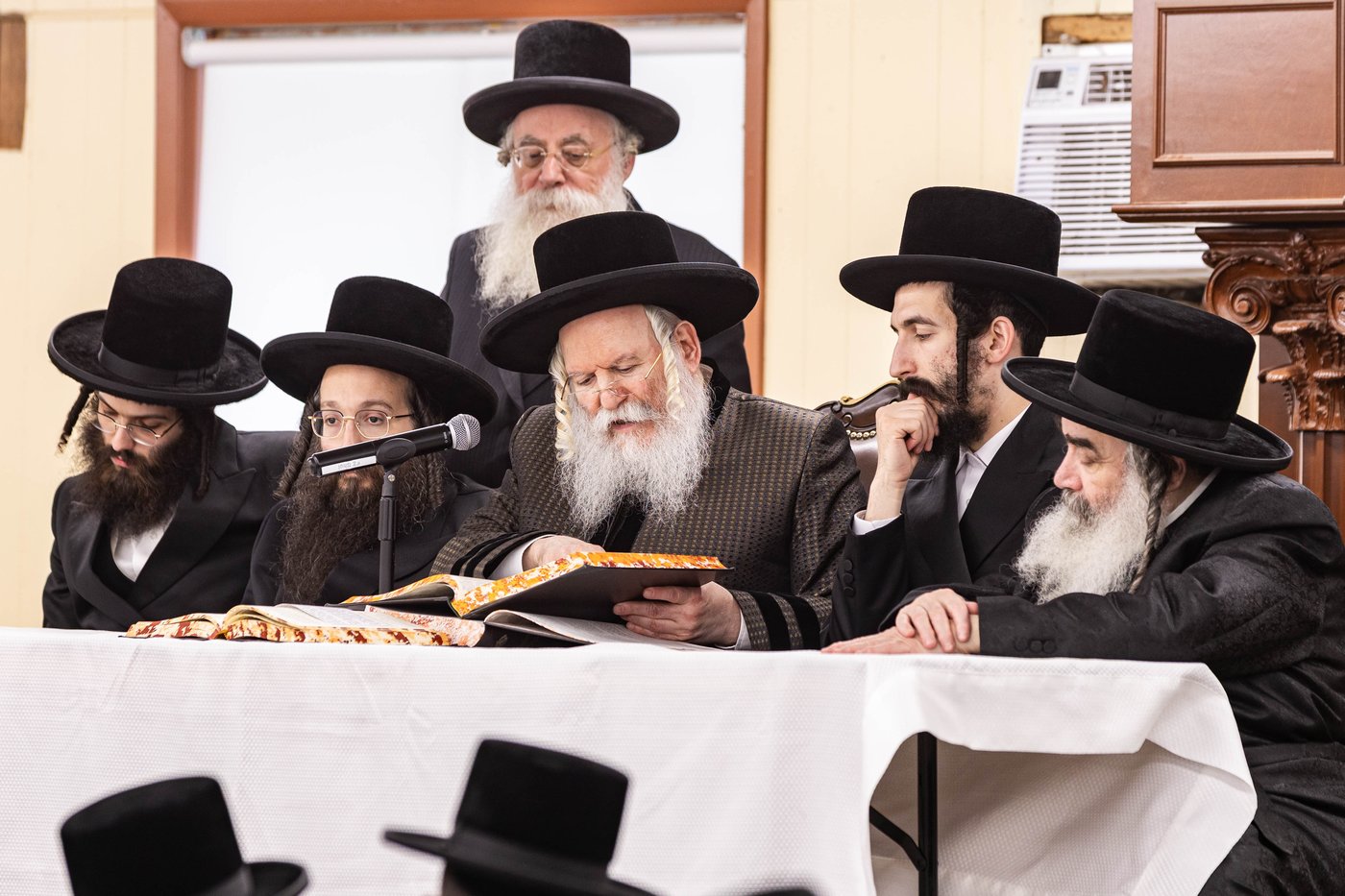 האדמו"ר מבאבוב בביקור במחנה שלווה