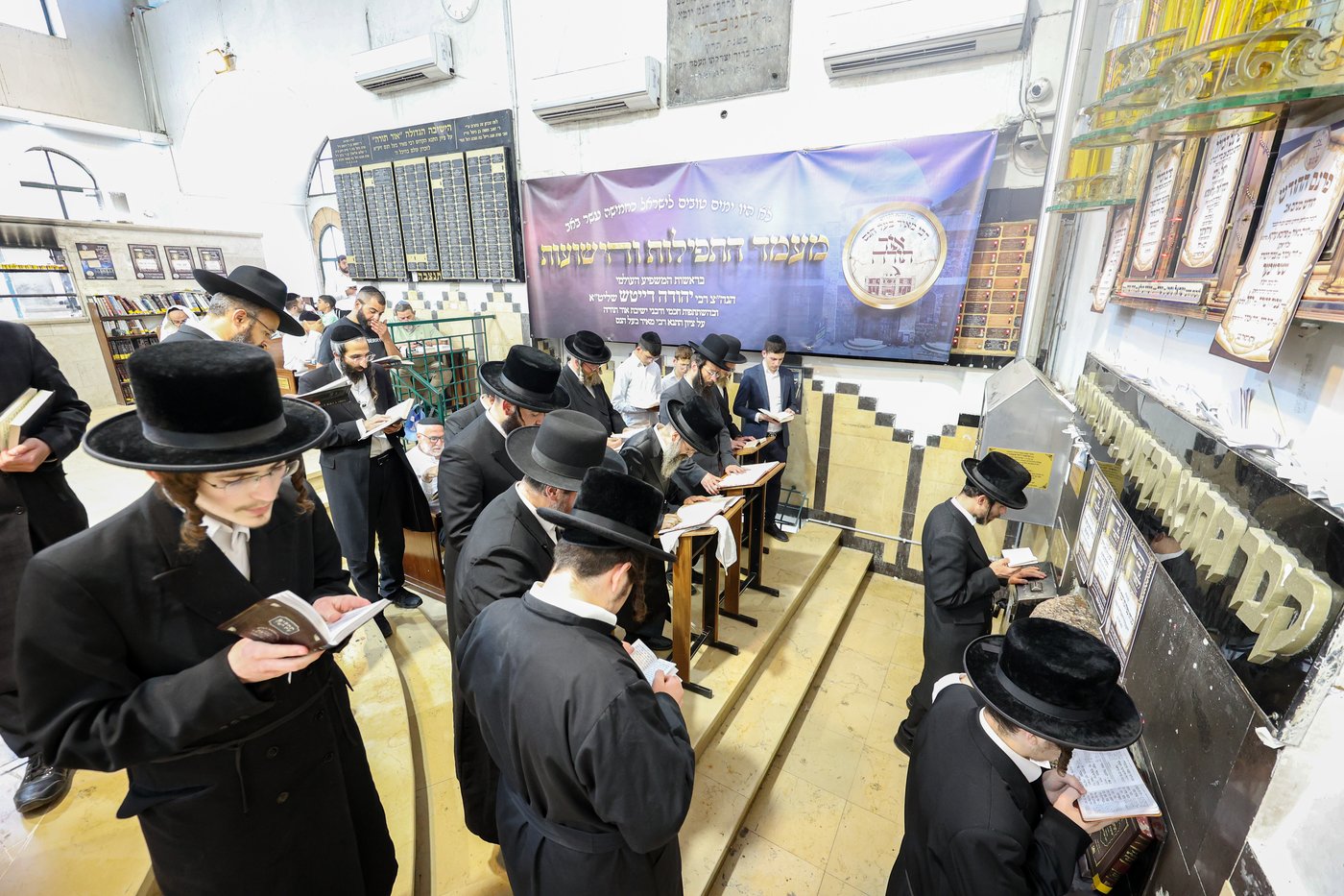 מעמד התפילה בציון רבי מאיר בעל הנס 