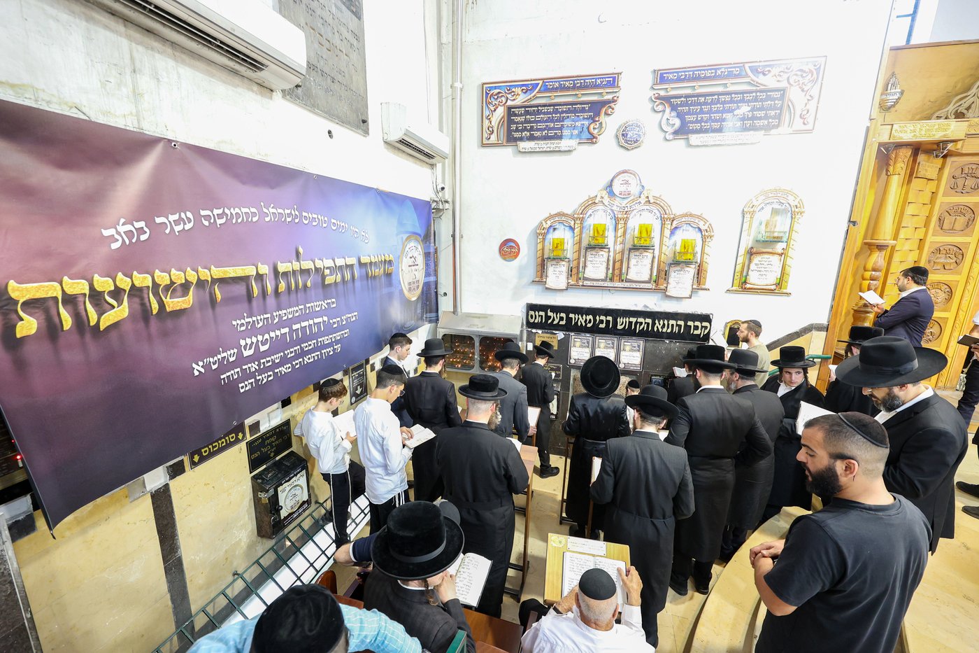 מעמד התפילה בציון רבי מאיר בעל הנס 
