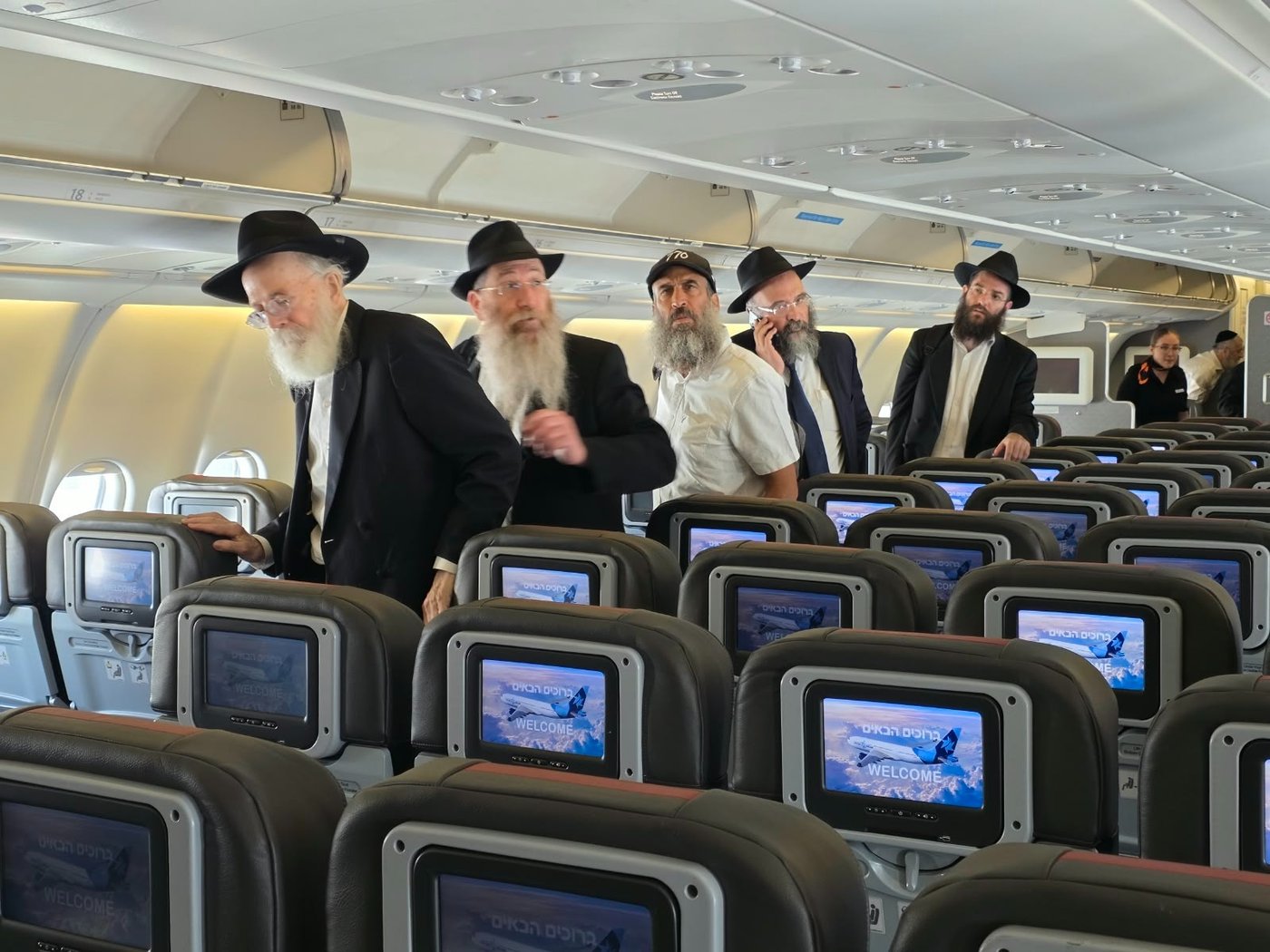 בטיסה מיוחדת: חסידי חב"ד עלו לציון הגה"ק רבי לוי יצחק שניאורסון בקזחסטן