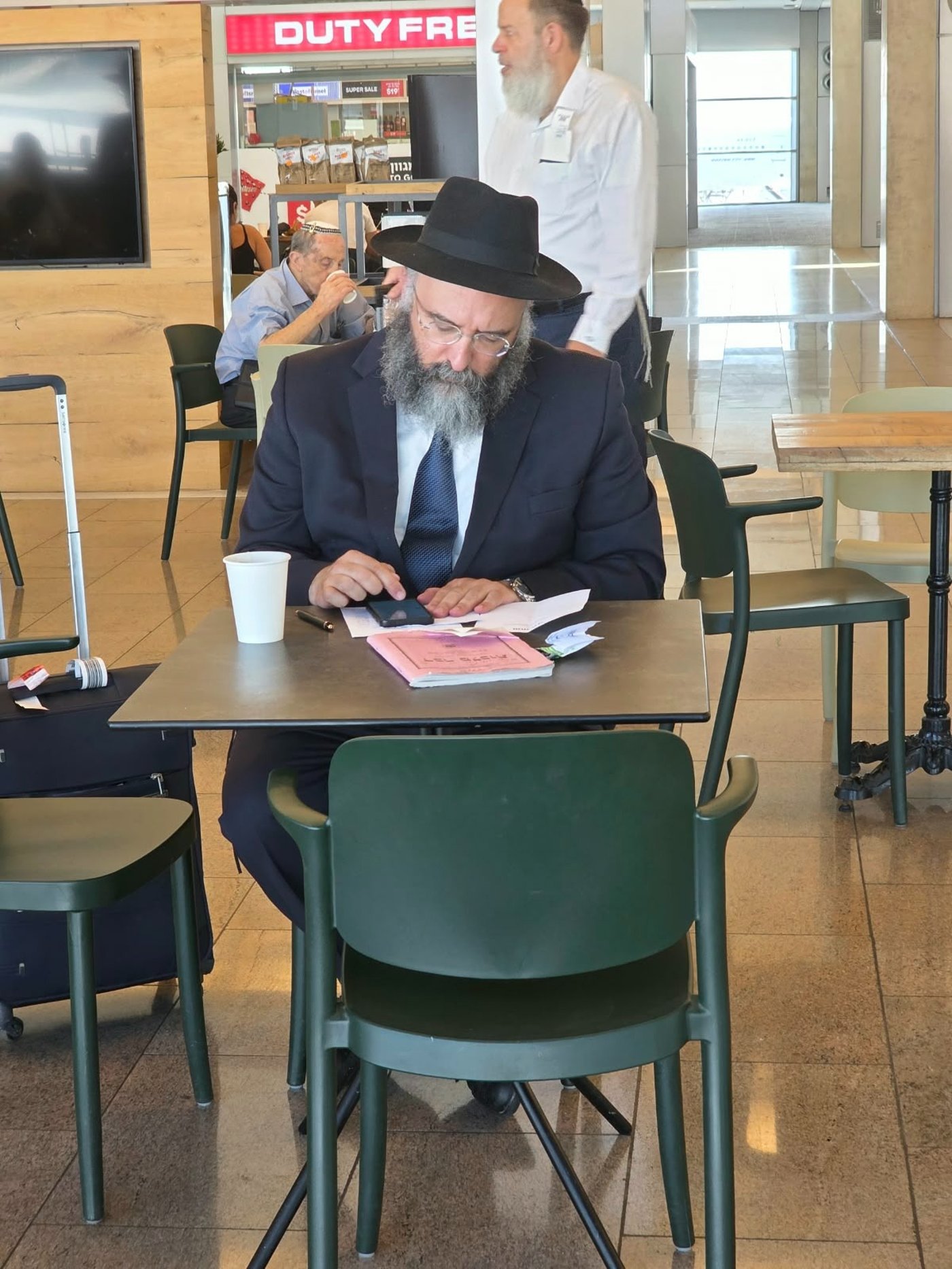 בטיסה מיוחדת: חסידי חב"ד עלו לציון הגה"ק רבי לוי יצחק שניאורסון בקזחסטן