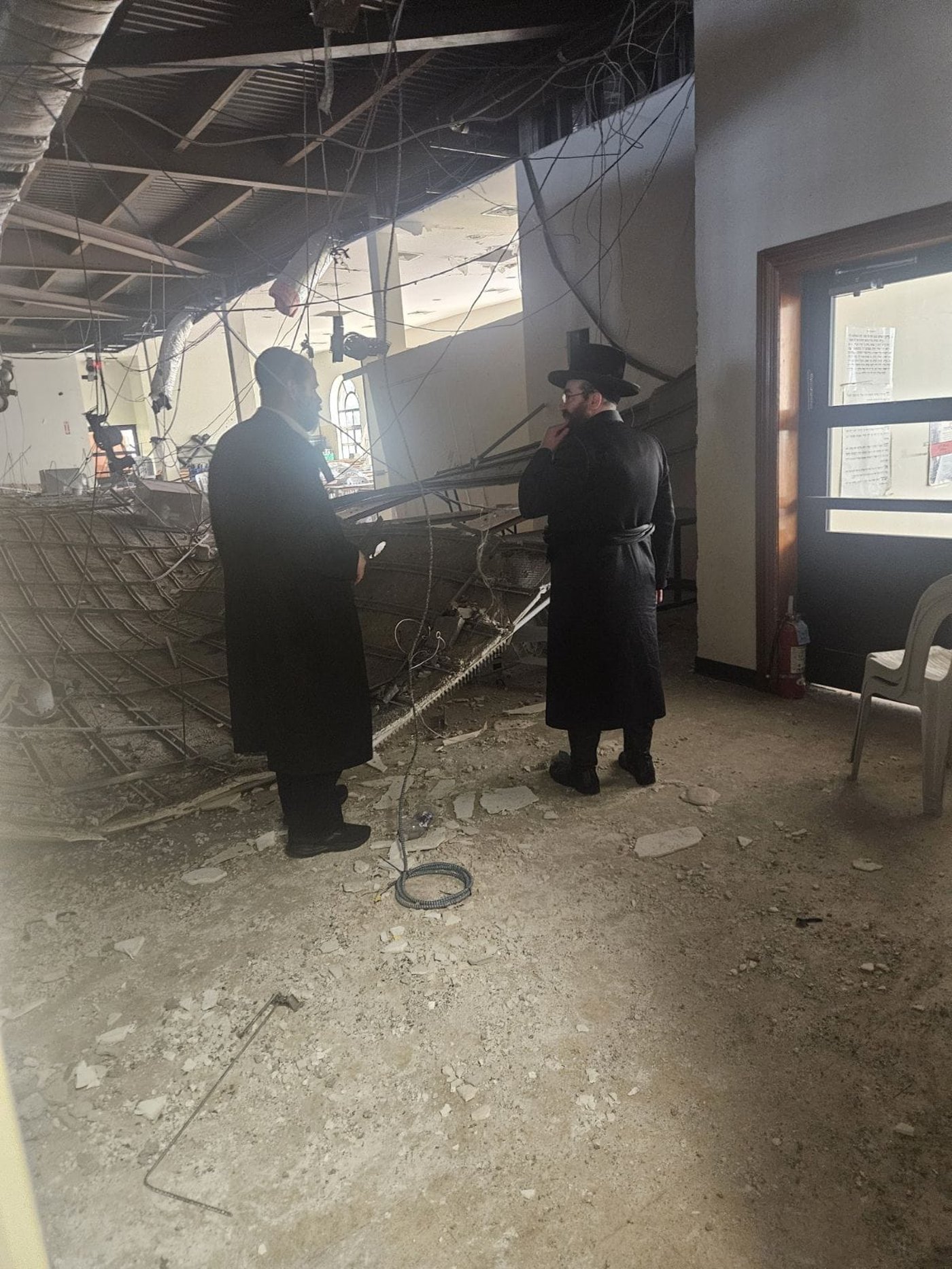 הרה"צ רבי חיים מאיר טווערסקי בסיור בקריסת המבנה בשיכון סקווירא