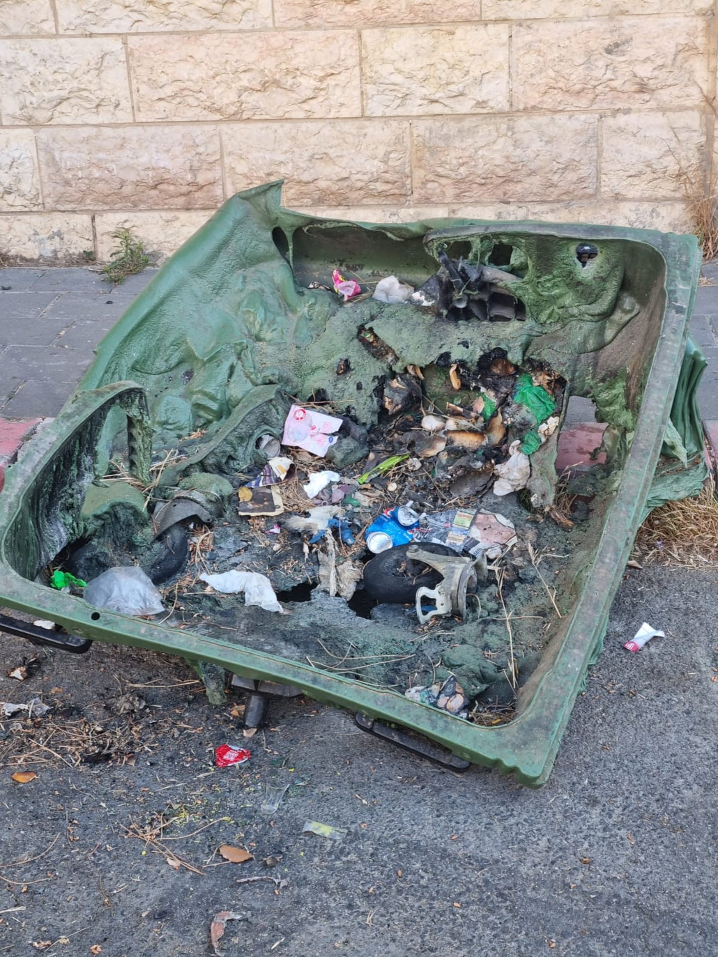 מראות ההרס בבית וגן