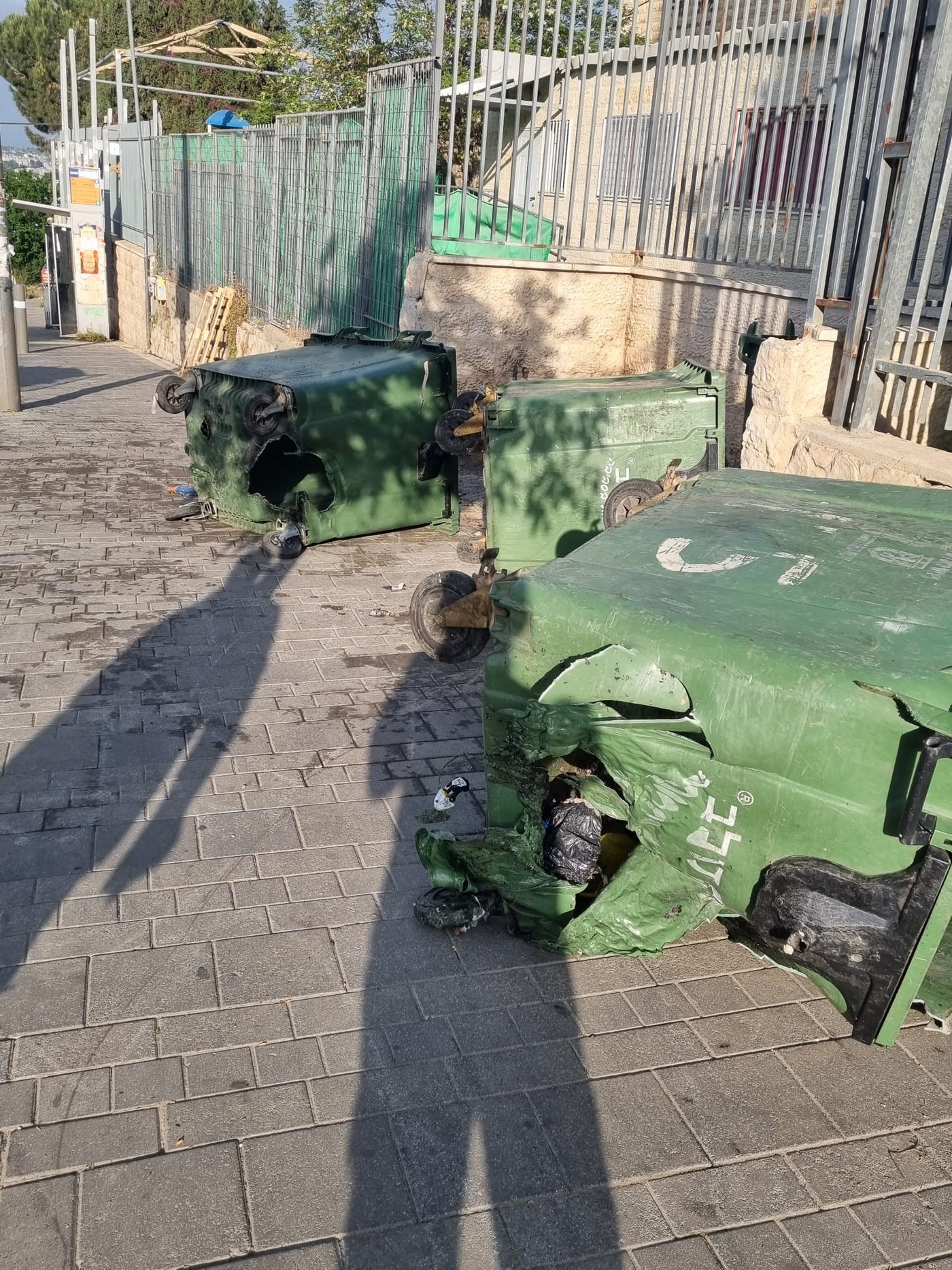 מראות ההרס בבית וגן