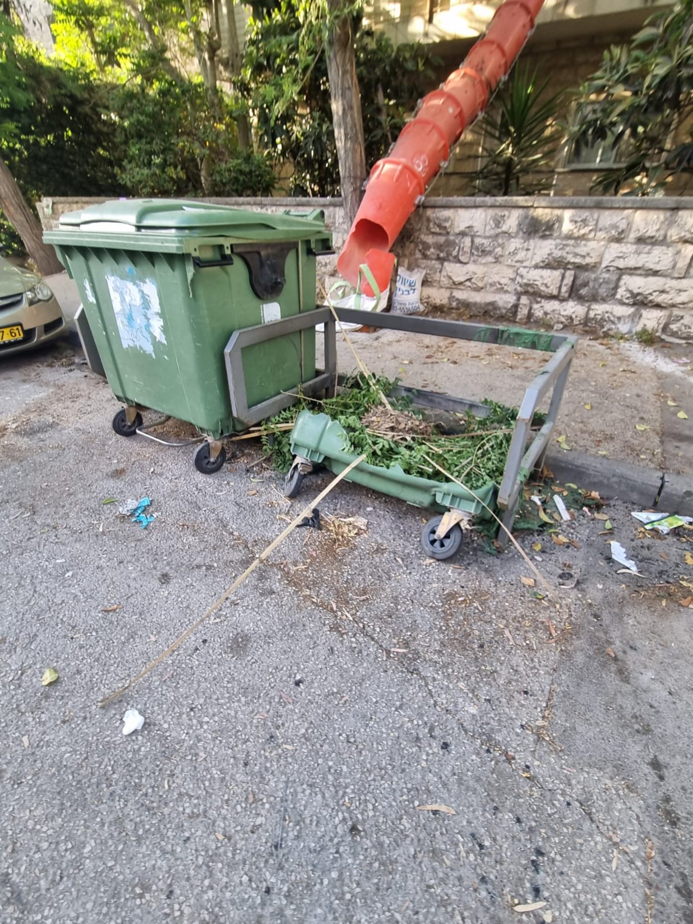 מראות ההרס בבית וגן