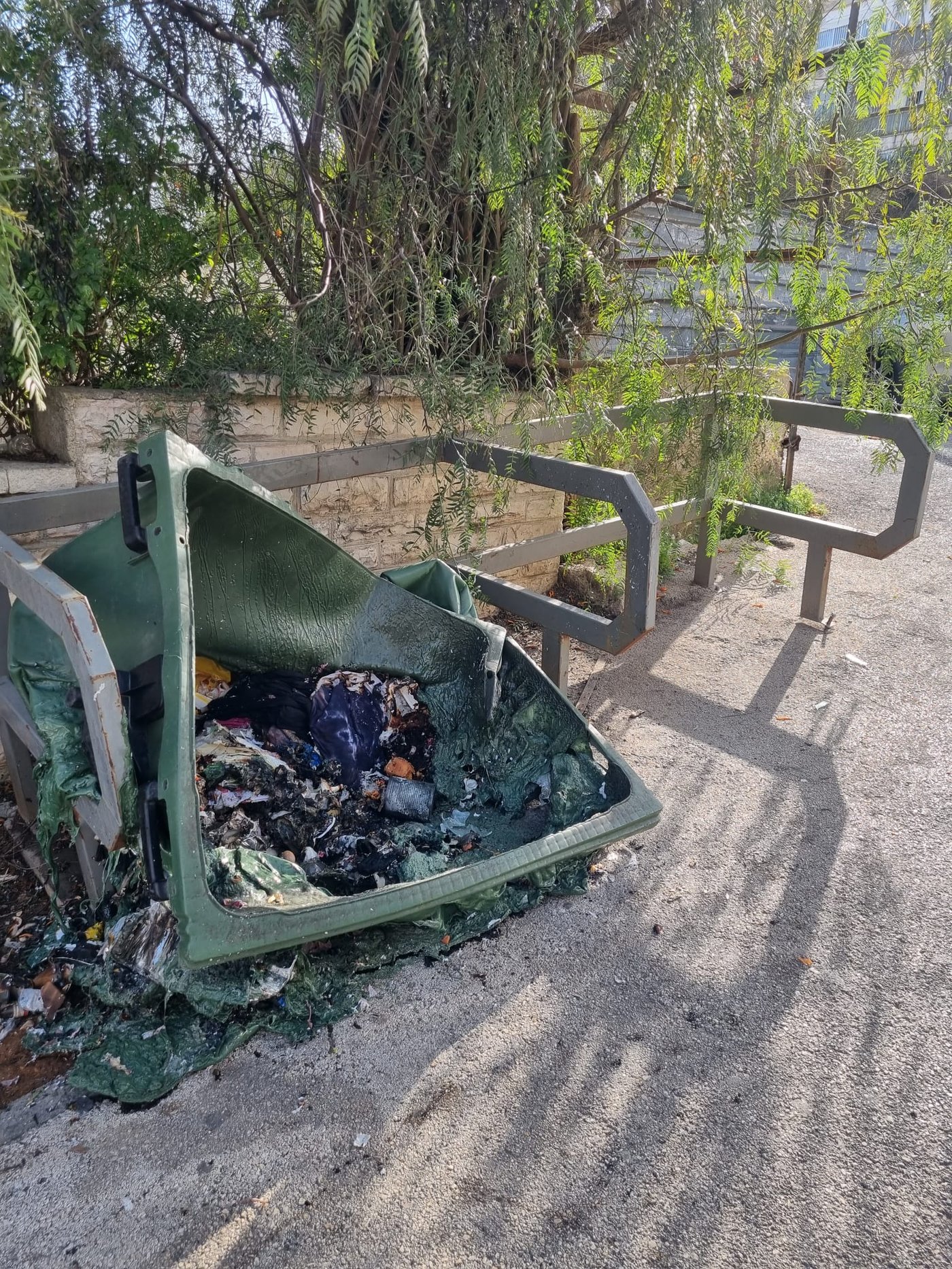 מראות ההרס בבית וגן