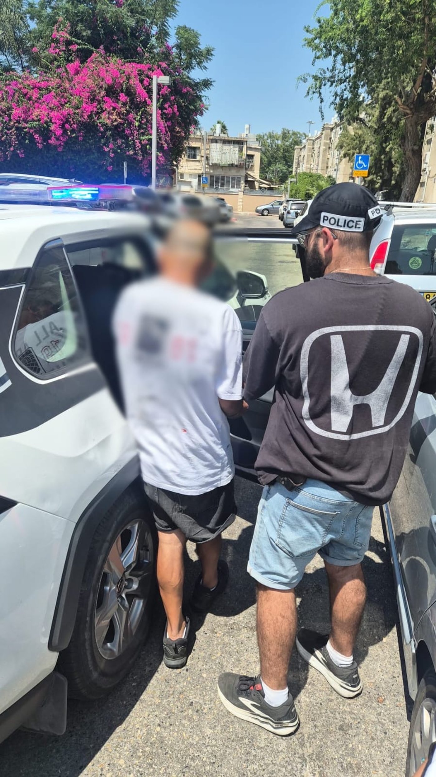 השוטרים פתחו את המקרר וזה מה שהם גילו שם - בעל הבית נעצר