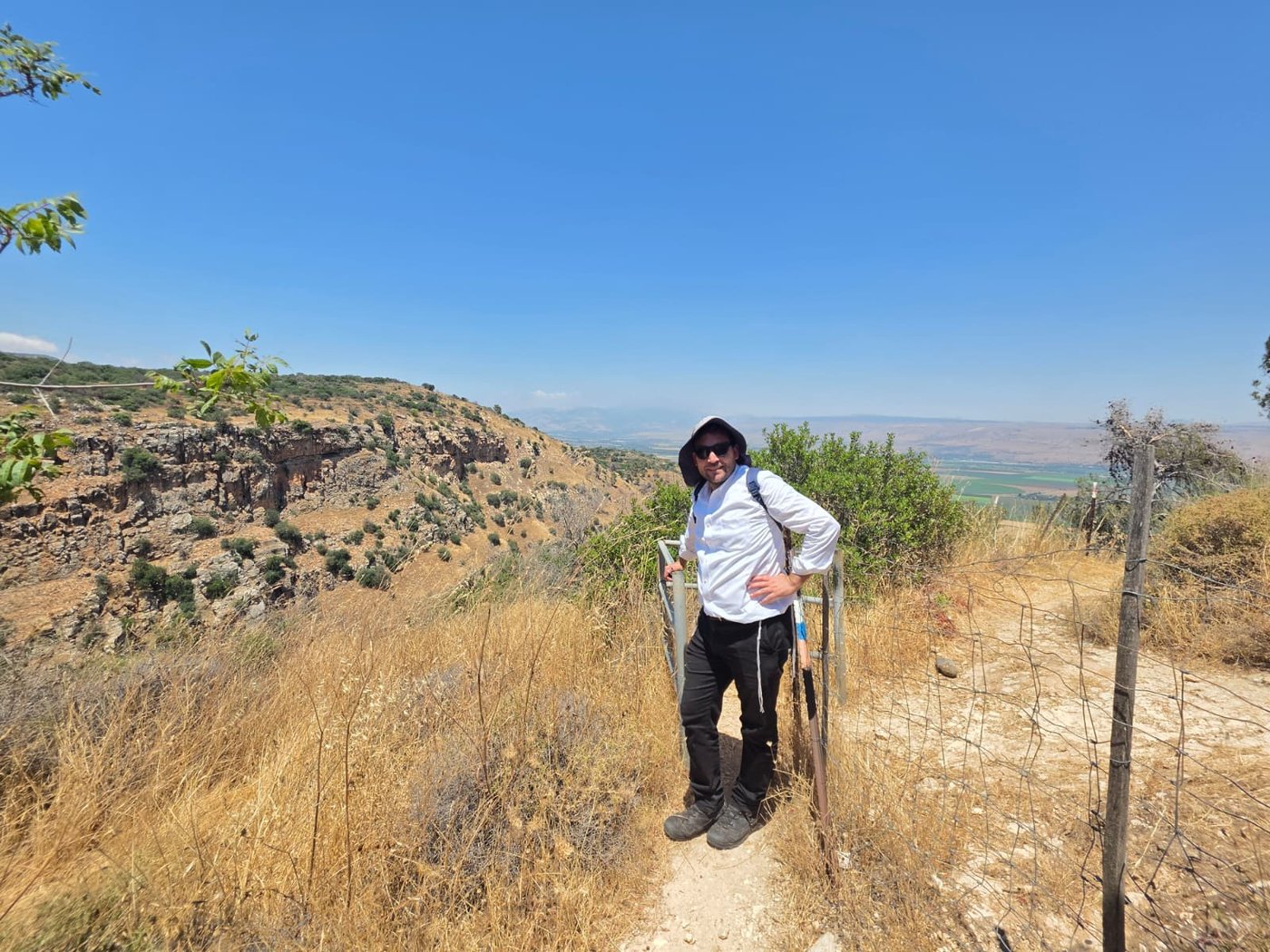 מדריך הטיולים ישראל שפירא מטייל בנחל קדש