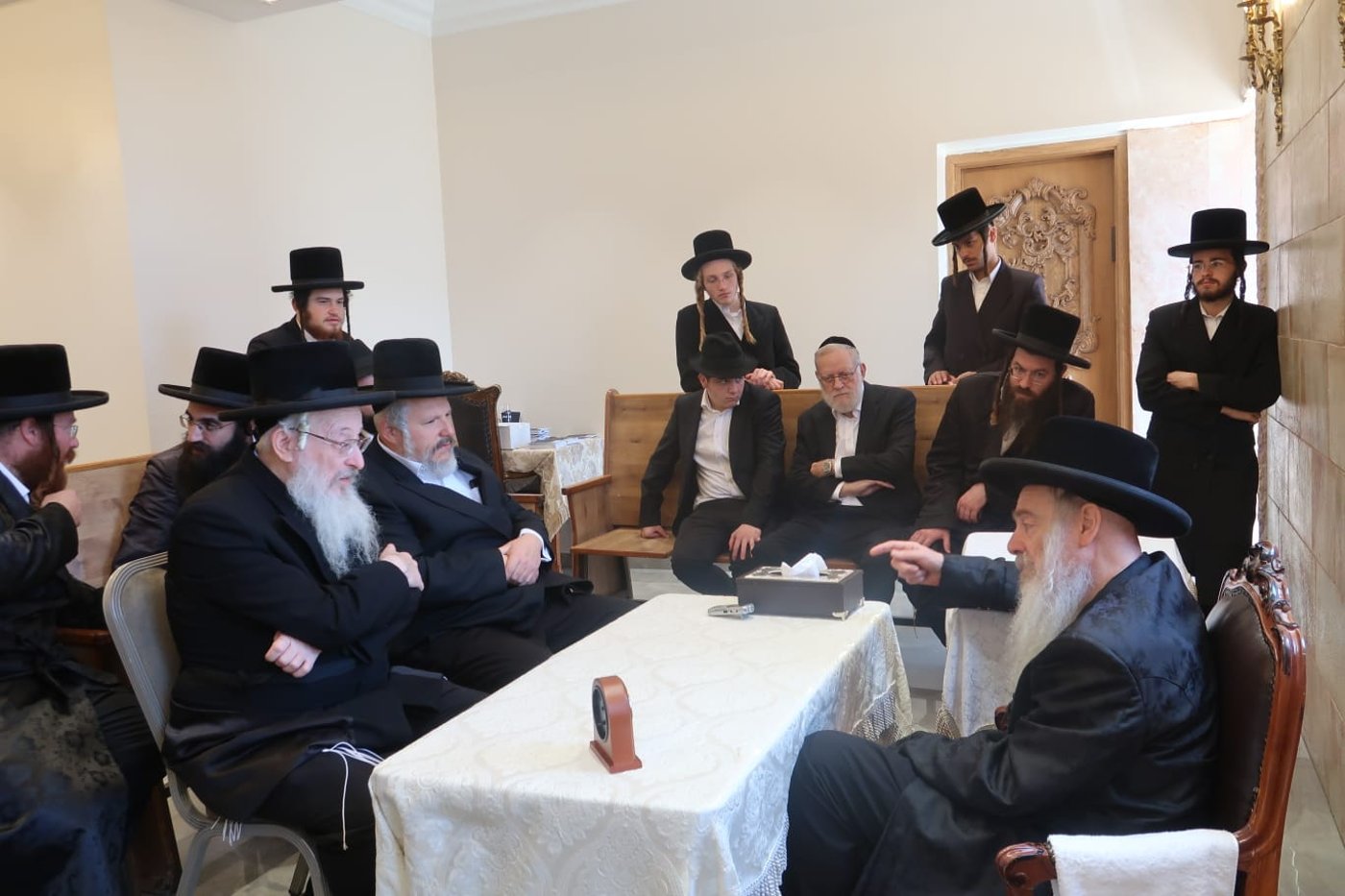 ניחום אבלים אצל האדמו"ר מהארנסטייפל