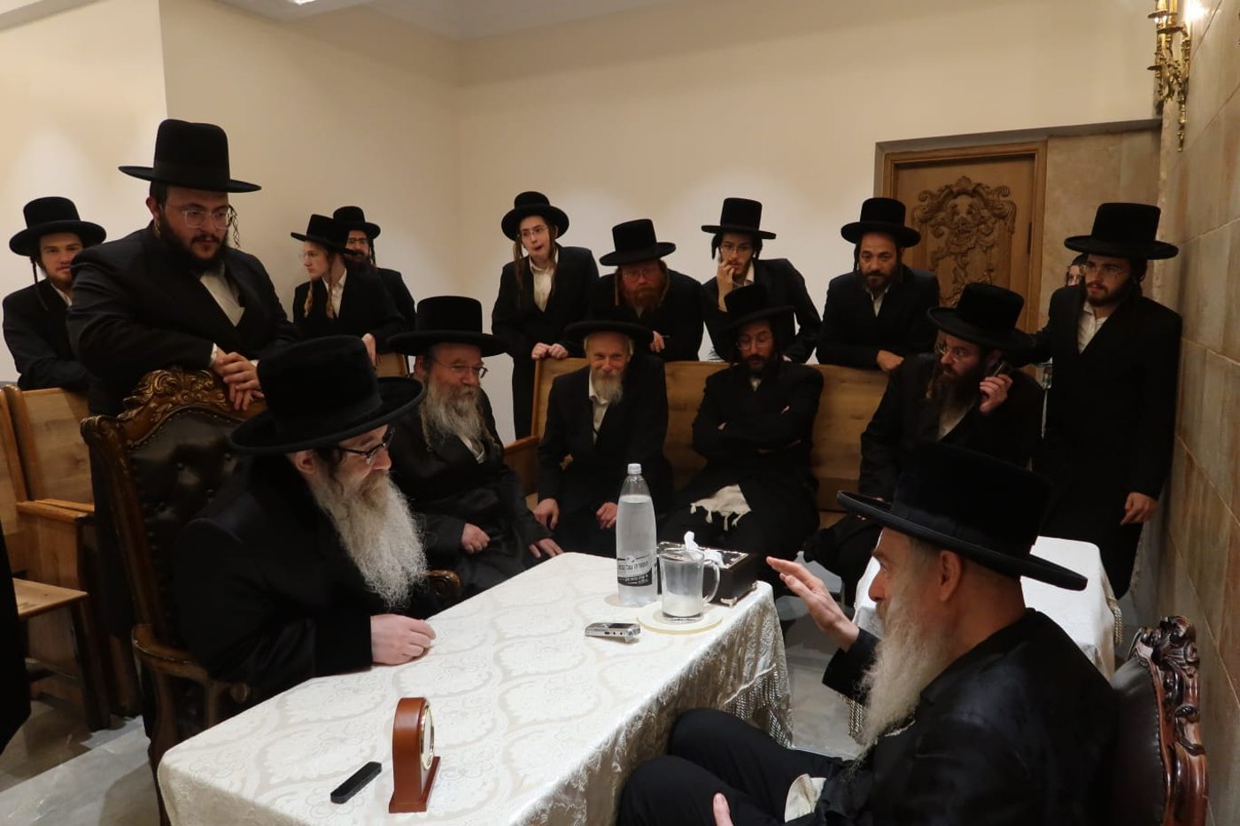 ניחום אבלים אצל האדמו"ר מהארנסטייפל
