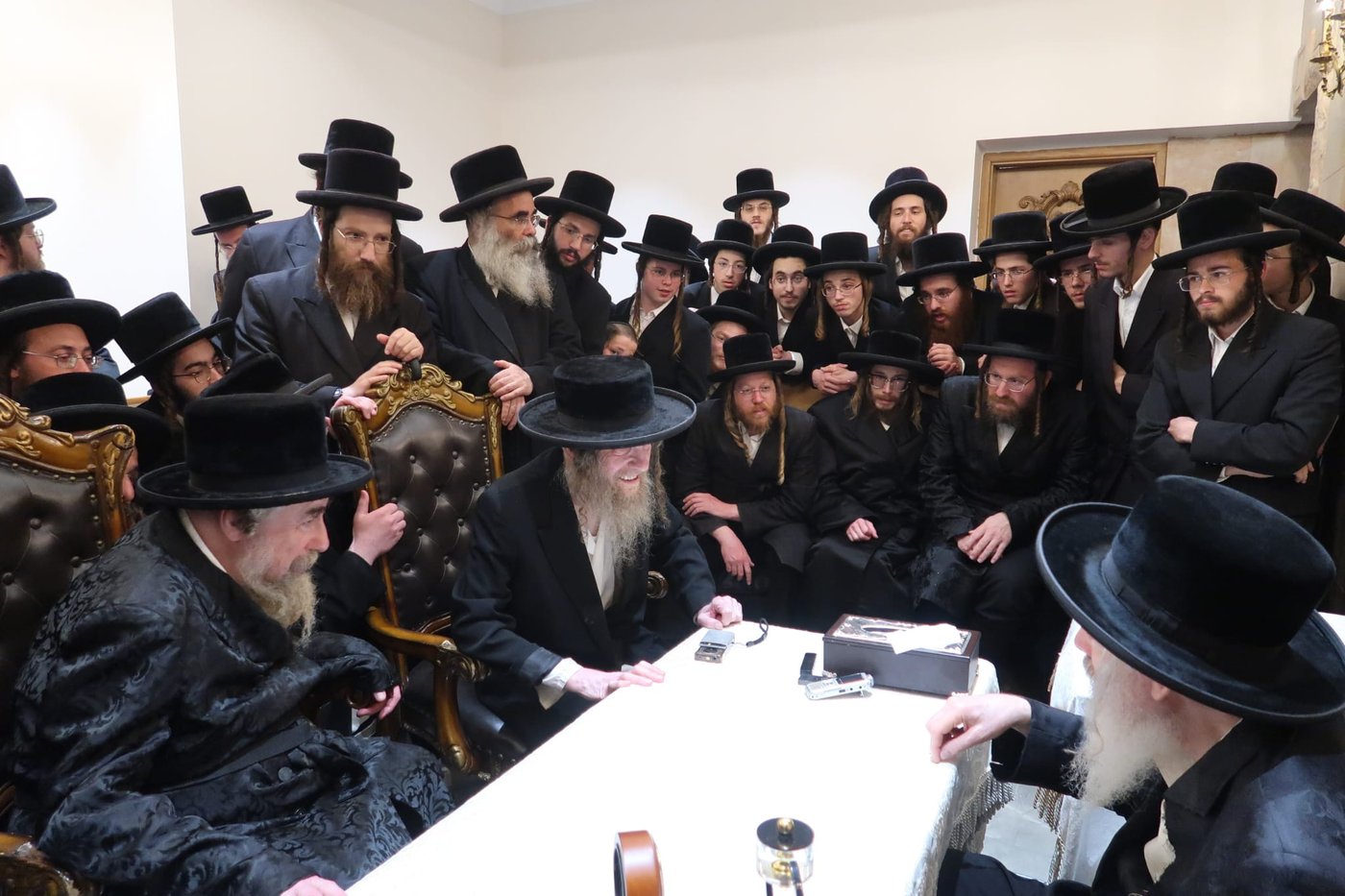 ניחום אבלים אצל האדמו"ר מהארנסטייפל