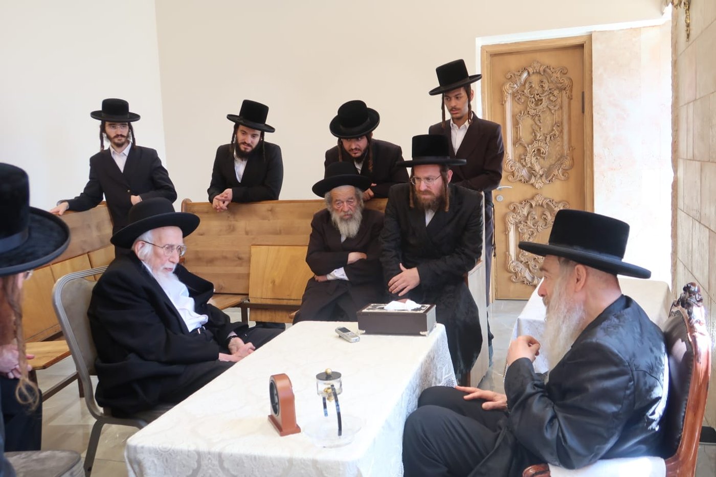 ניחום אבלים אצל האדמו"ר מהארנסטייפל