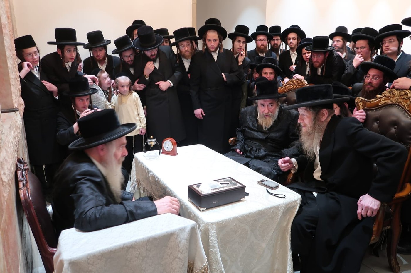 ניחום אבלים אצל האדמו"ר מהארנסטייפל
