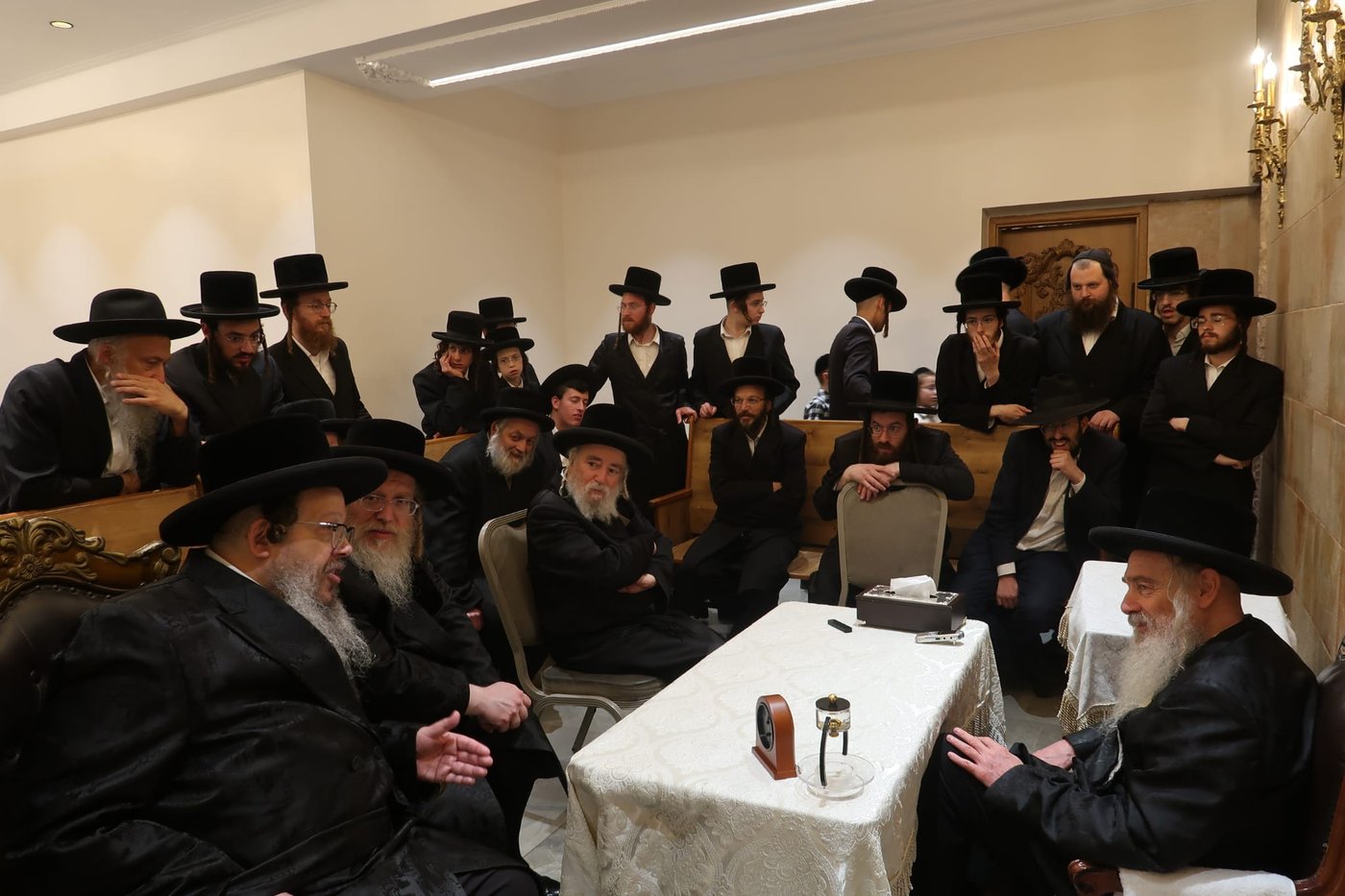 ניחום אבלים אצל האדמו"ר מהארנסטייפל