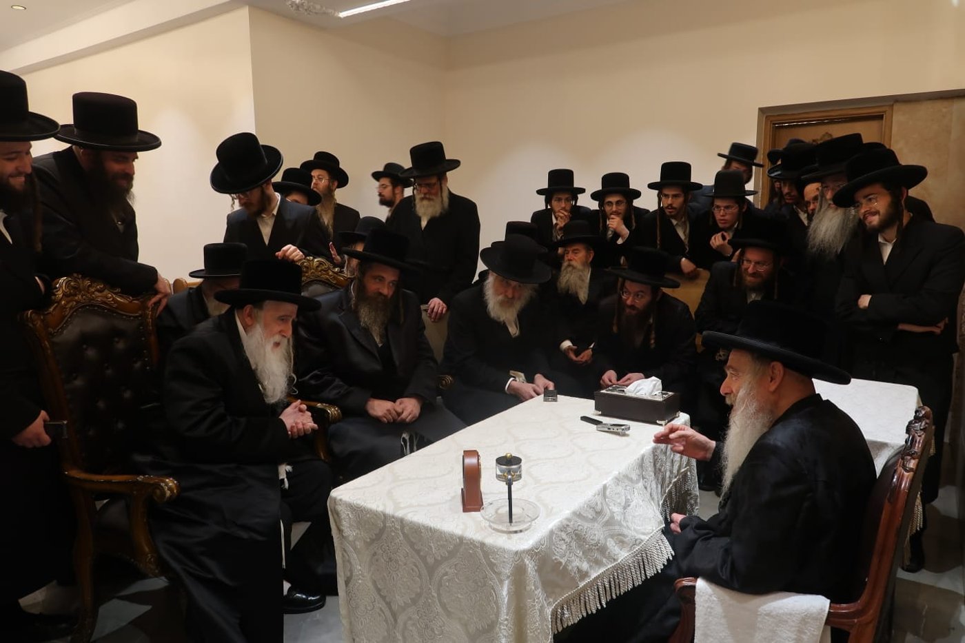 ניחום אבלים אצל האדמו"ר מהארנסטייפל