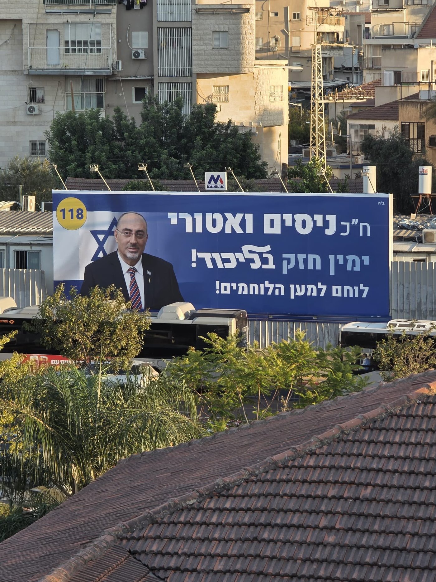 סערה בעקבות תליית שלטי בחירות של ח''כ ואטורי בעיצומה של השבת