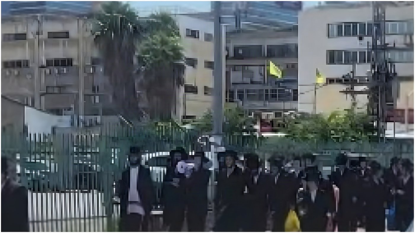 מחאה נגד המוסד הבני ברקי: מפגינים חסמו את הכניסה ועברו לתחנת המשטרה