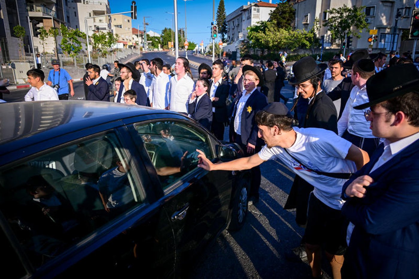 הפגנה בכניסה לבני ברק: מפגינים ענדו טלאי צהוב והציגו תמונות מהשואה