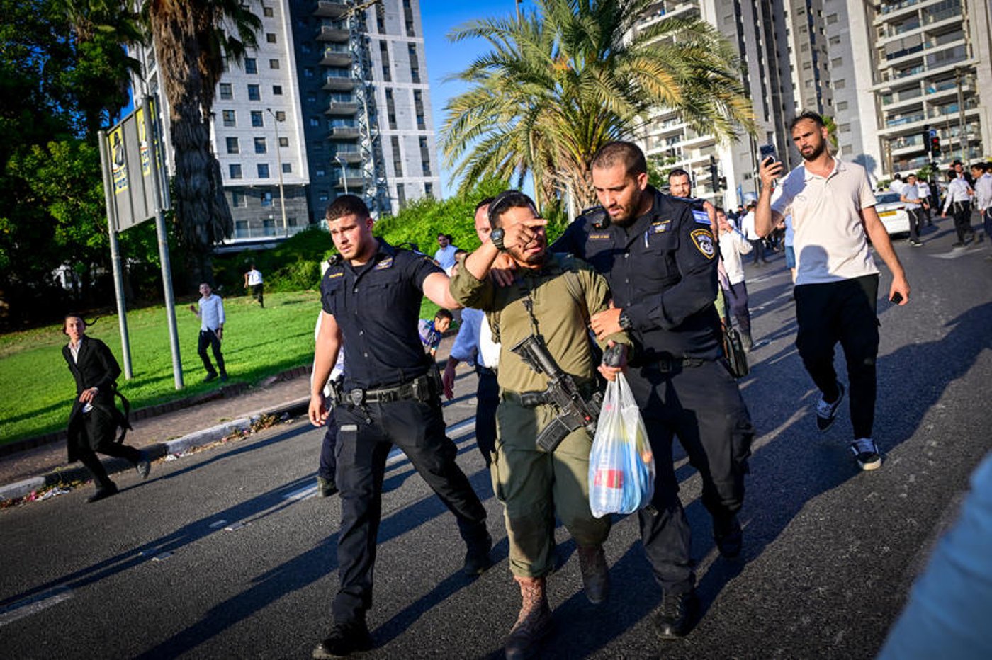 הפגנה בכניסה לבני ברק: מפגינים ענדו טלאי צהוב והציגו תמונות מהשואה