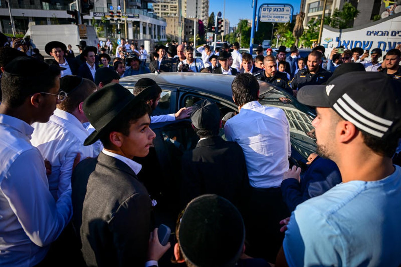 הפגנה בכניסה לבני ברק: מפגינים ענדו טלאי צהוב והציגו תמונות מהשואה