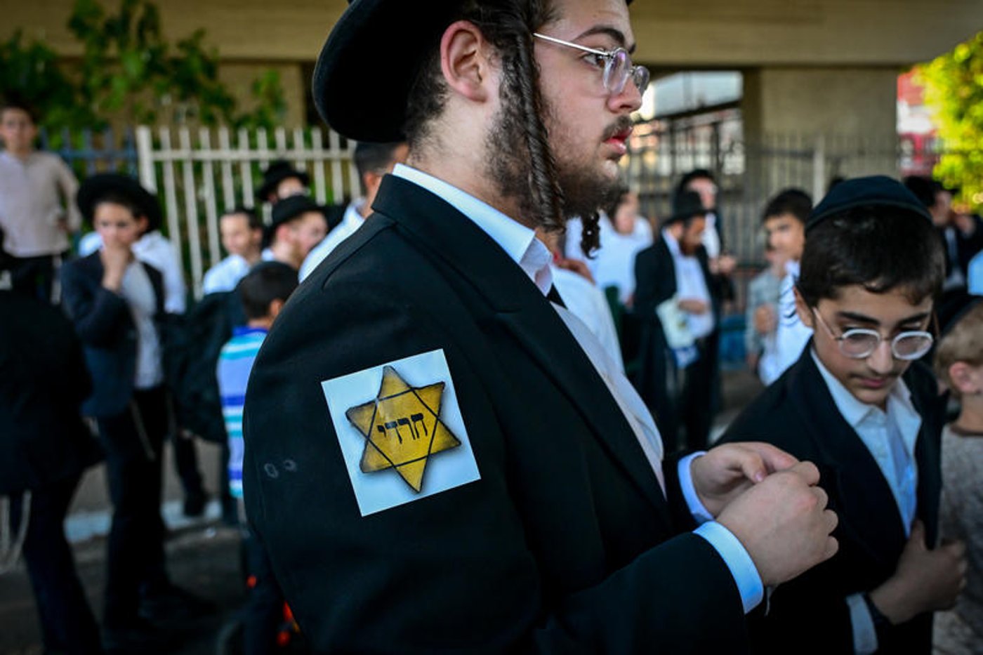 הפגנה בכניסה לבני ברק: מפגינים ענדו טלאי צהוב והציגו תמונות מהשואה