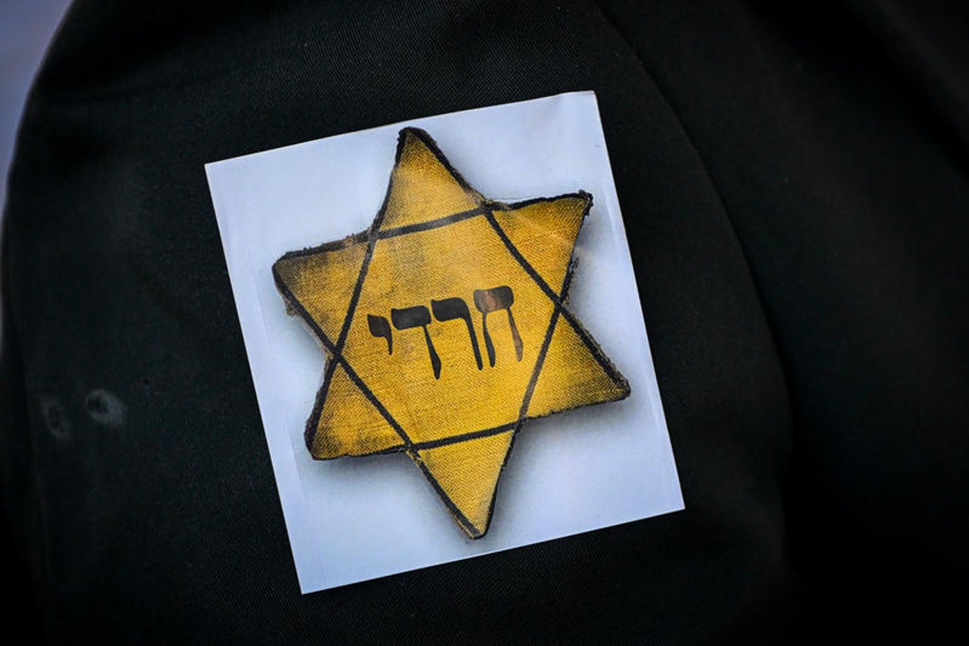 הפגנה בכניסה לבני ברק: מפגינים ענדו טלאי צהוב והציגו תמונות מהשואה