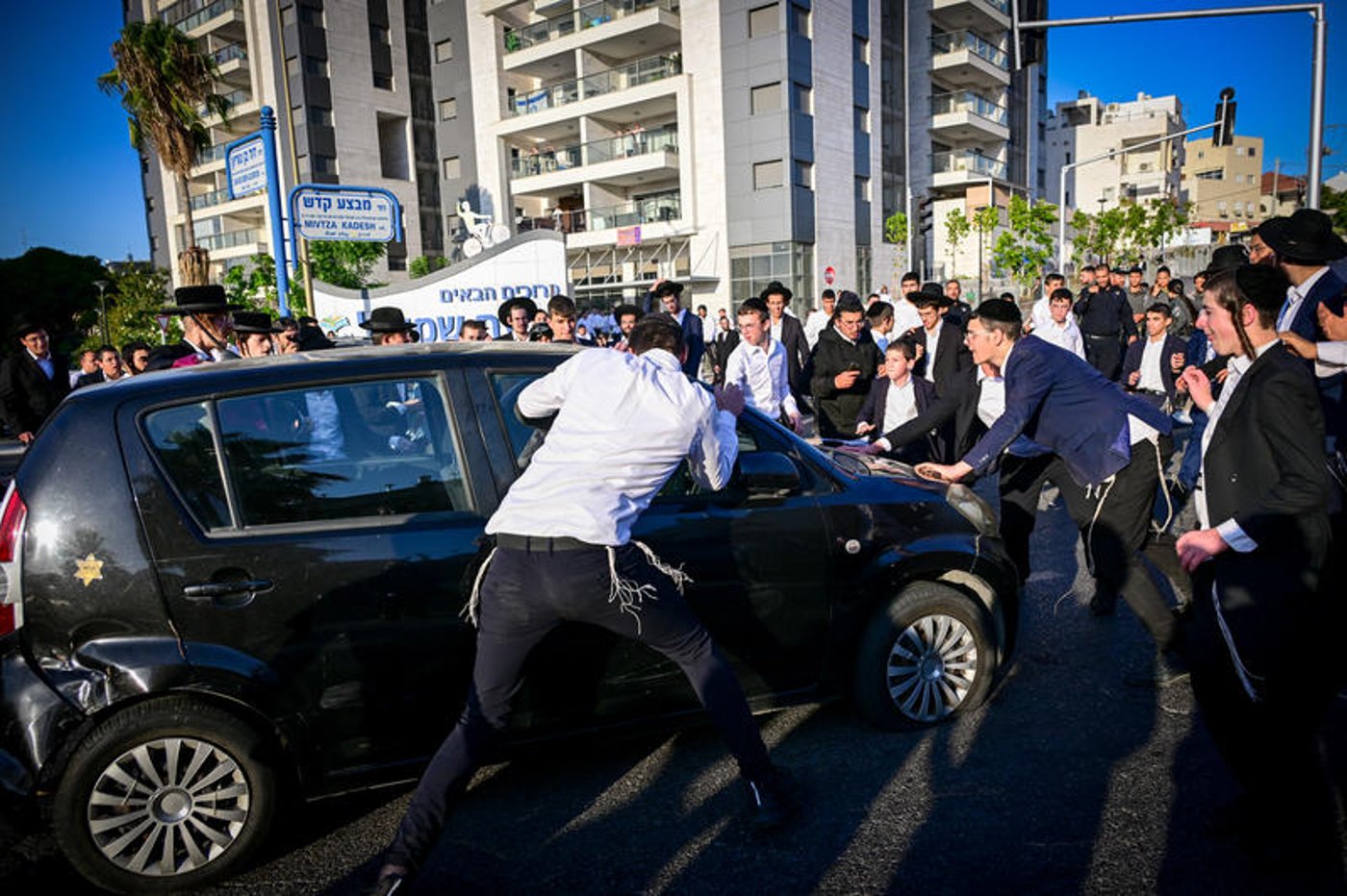 הפגנה בכניסה לבני ברק: מפגינים ענדו טלאי צהוב והציגו תמונות מהשואה