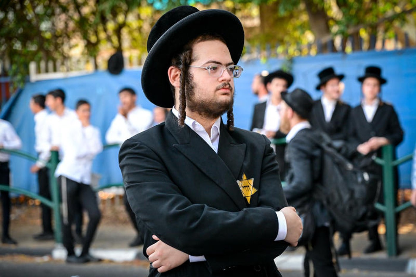 הפגנה בכניסה לבני ברק: מפגינים ענדו טלאי צהוב והציגו תמונות מהשואה