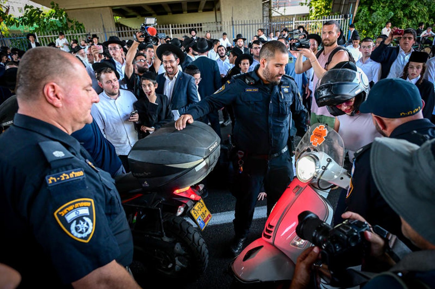הפגנה בכניסה לבני ברק: מפגינים ענדו טלאי צהוב והציגו תמונות מהשואה