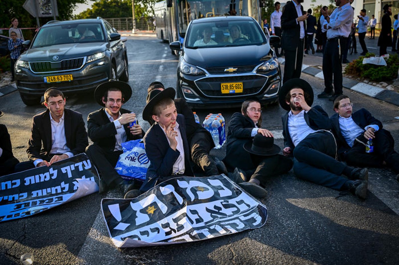 הפגנה בכניסה לבני ברק: מפגינים ענדו טלאי צהוב והציגו תמונות מהשואה