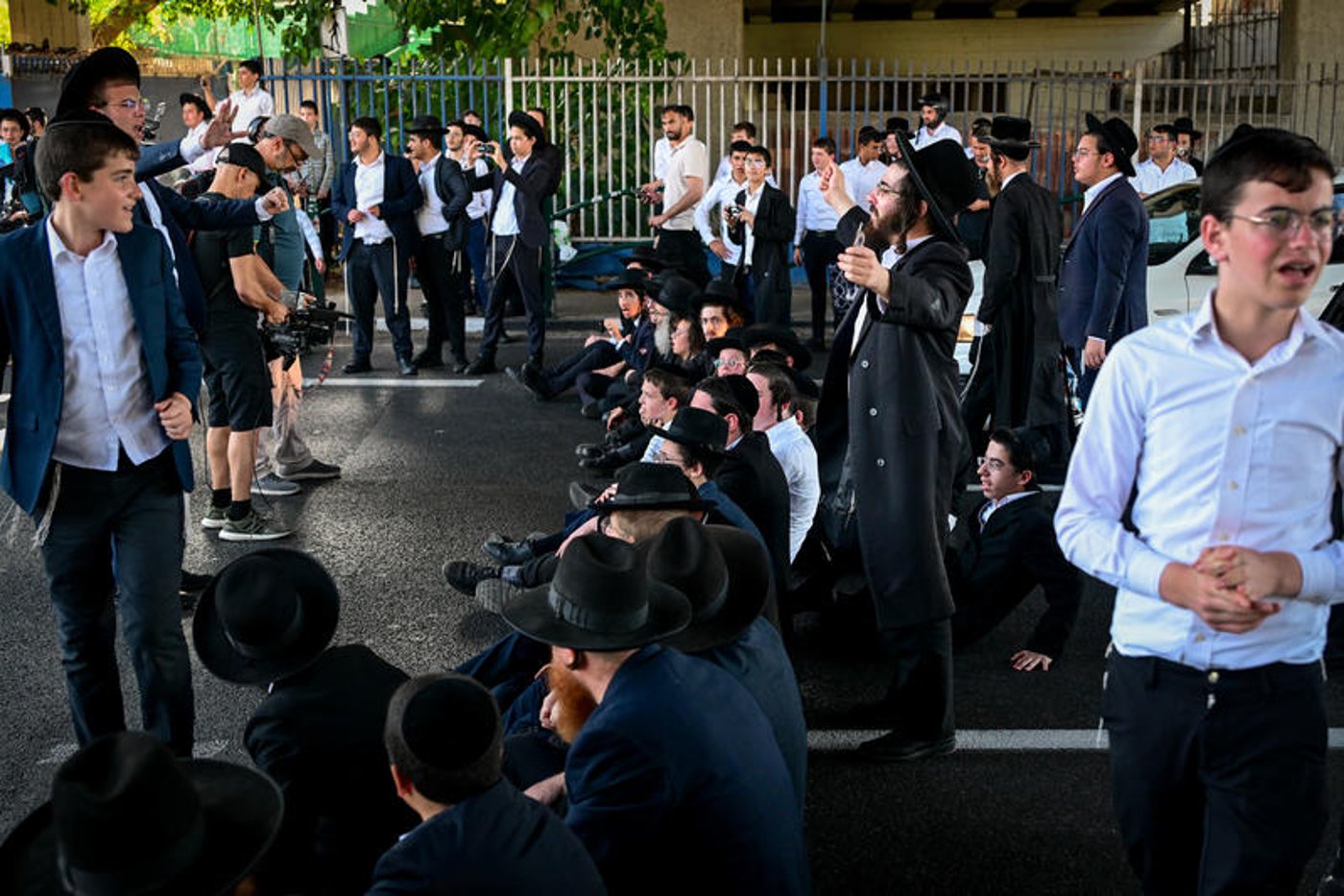 הפגנה בכניסה לבני ברק: מפגינים ענדו טלאי צהוב והציגו תמונות מהשואה
