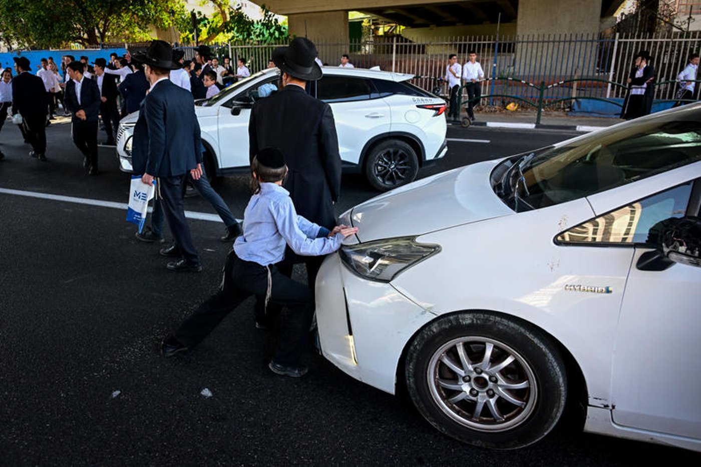 הפגנה בכניסה לבני ברק: מפגינים ענדו טלאי צהוב והציגו תמונות מהשואה