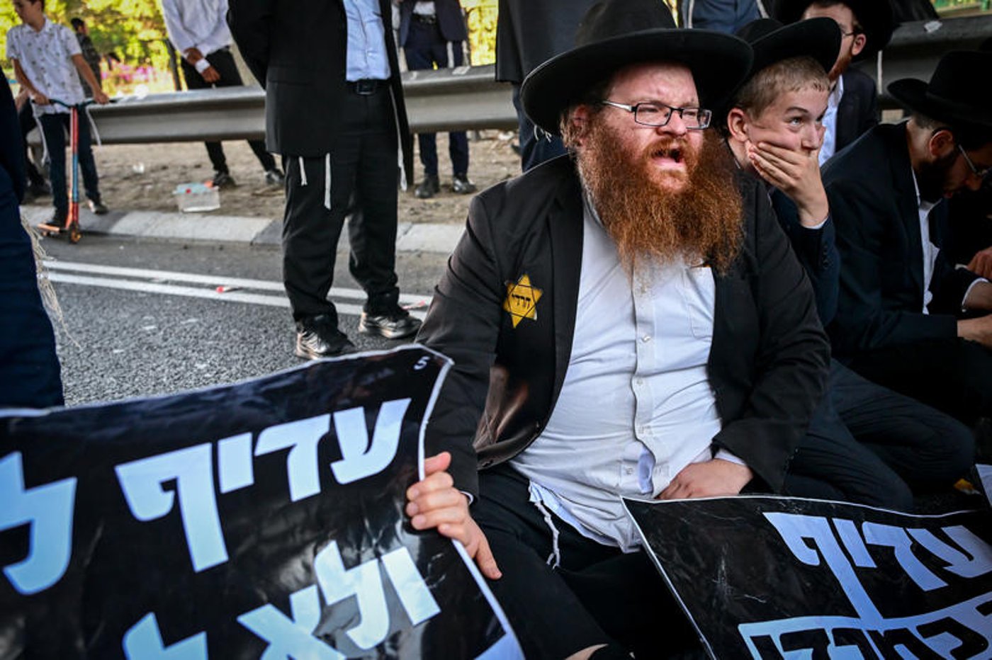 הפגנה בכניסה לבני ברק: מפגינים ענדו טלאי צהוב והציגו תמונות מהשואה