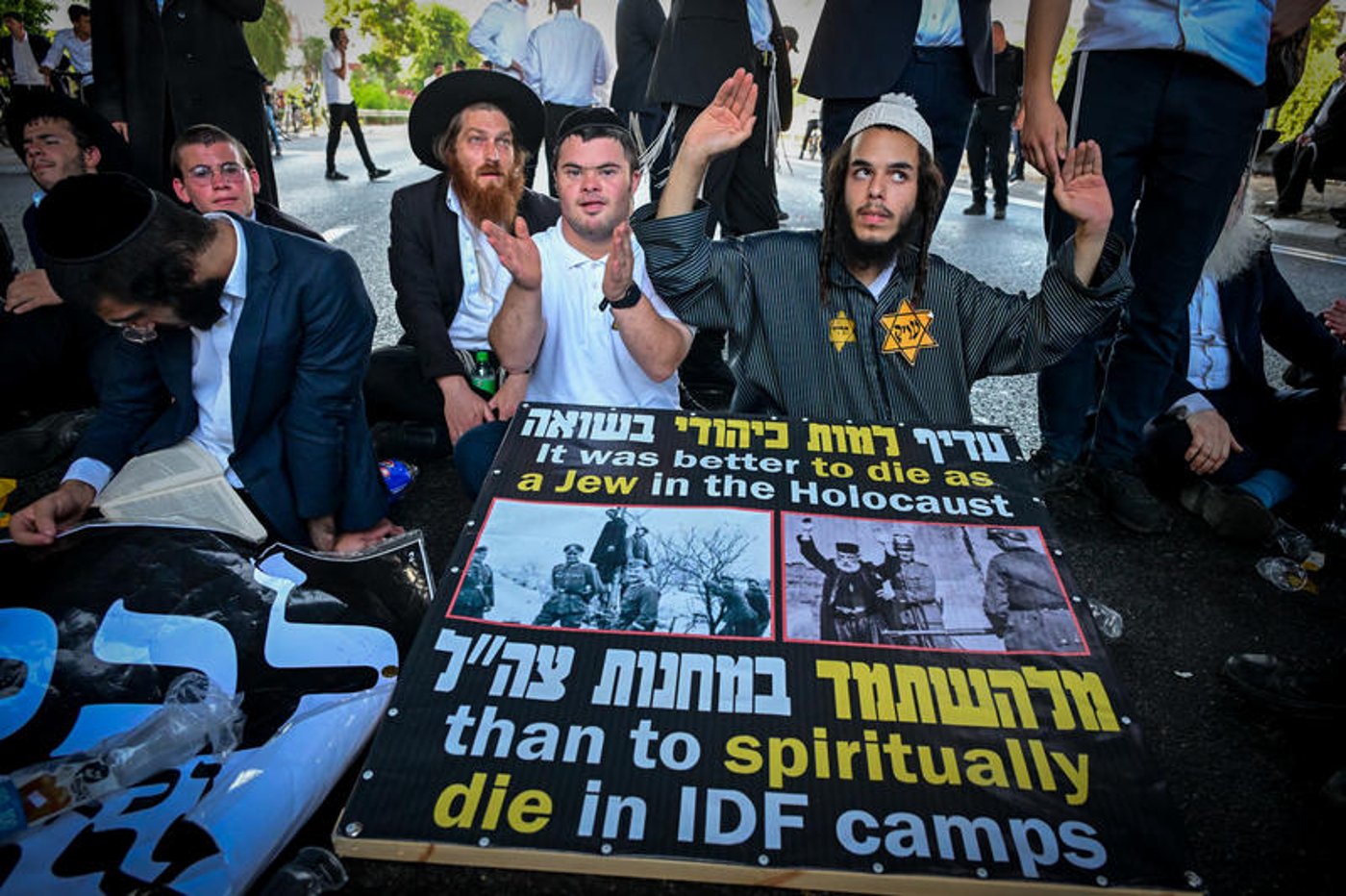 הפגנה בכניסה לבני ברק: מפגינים ענדו טלאי צהוב והציגו תמונות מהשואה