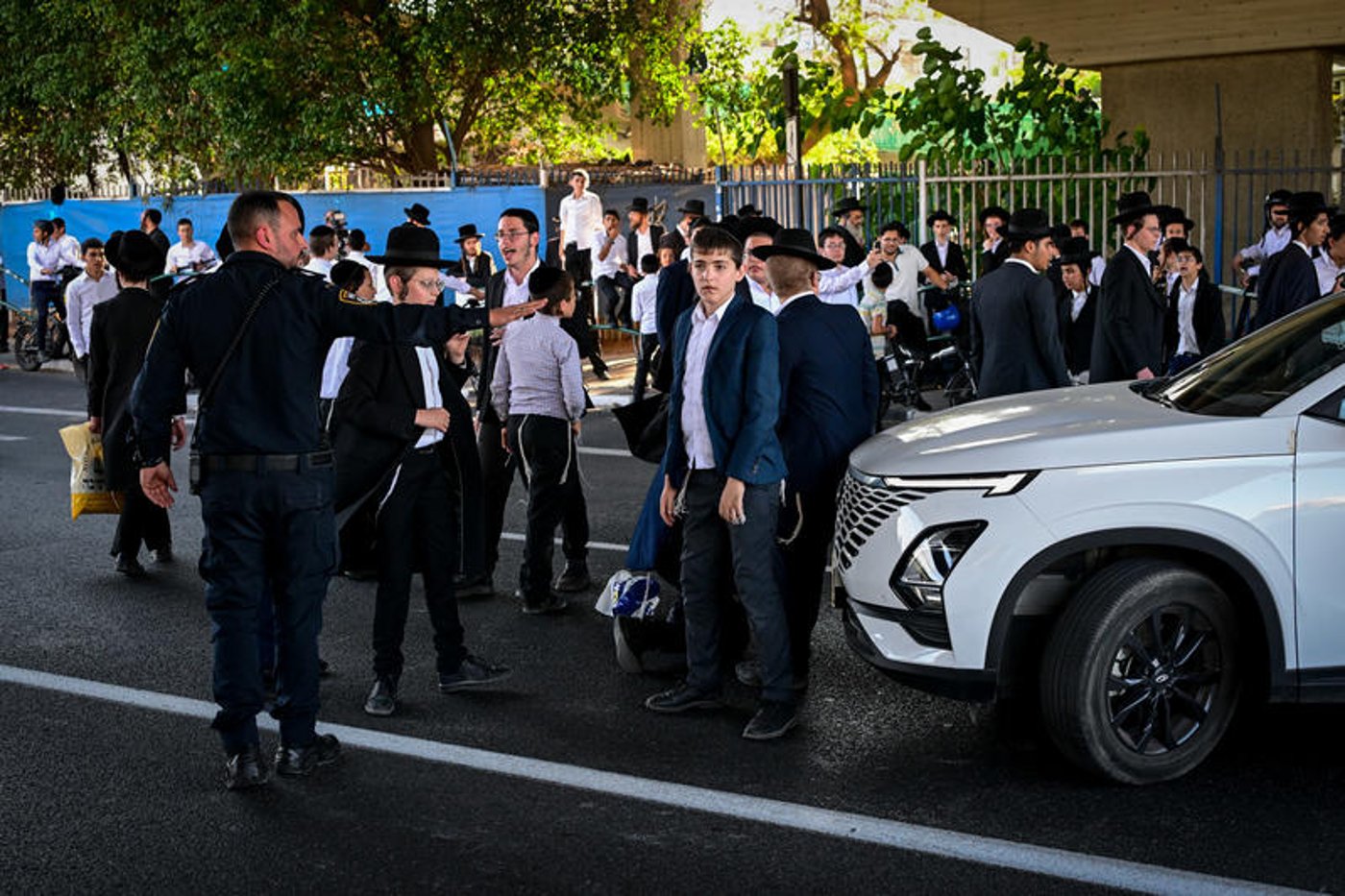 הפגנה בכניסה לבני ברק: מפגינים ענדו טלאי צהוב והציגו תמונות מהשואה