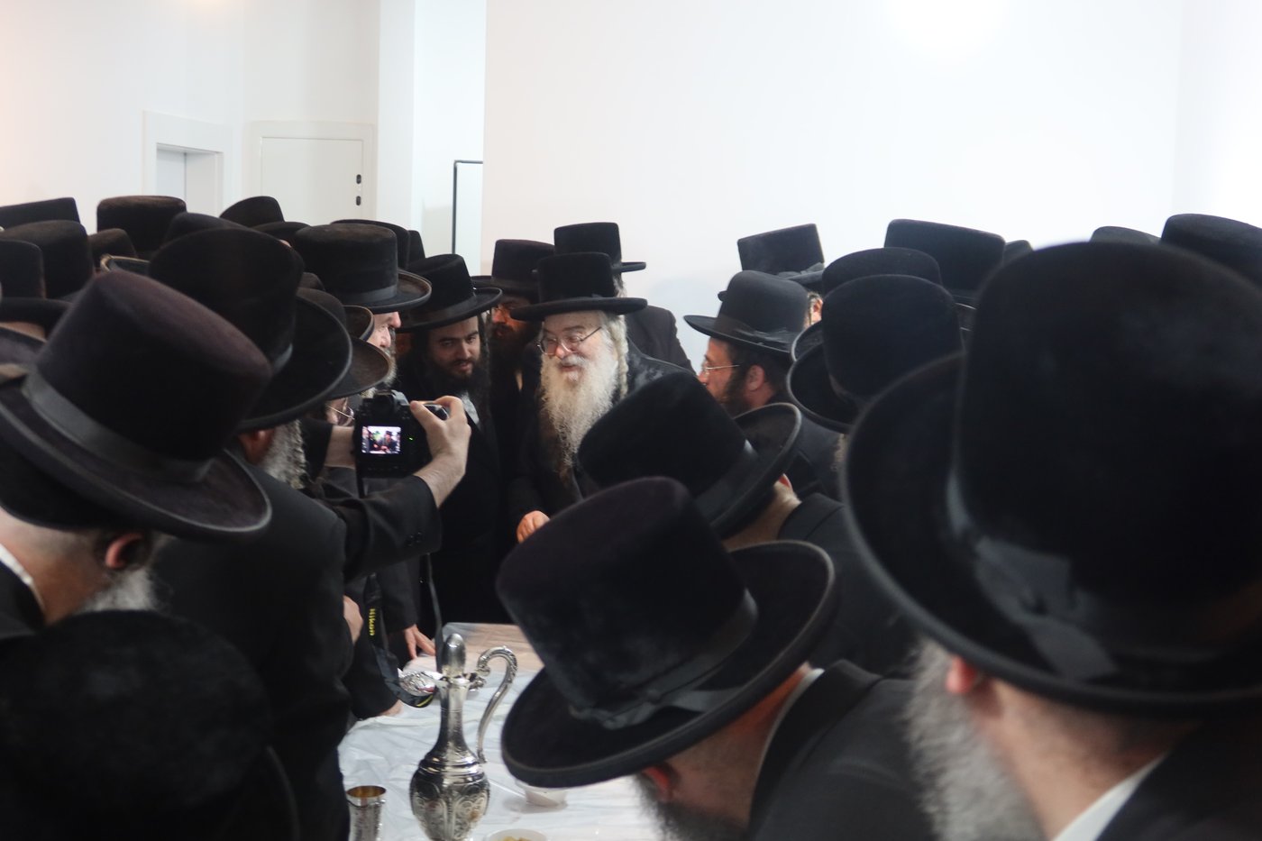 האדמו"ר מדארג בסעודת ר"ח בעמנואל 