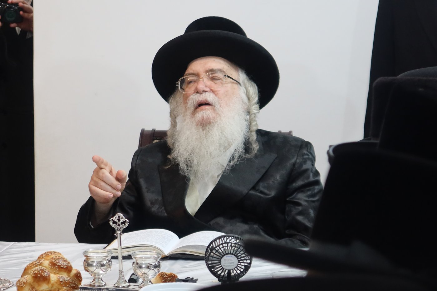 האדמו"ר מדארג בסעודת ר"ח בעמנואל 