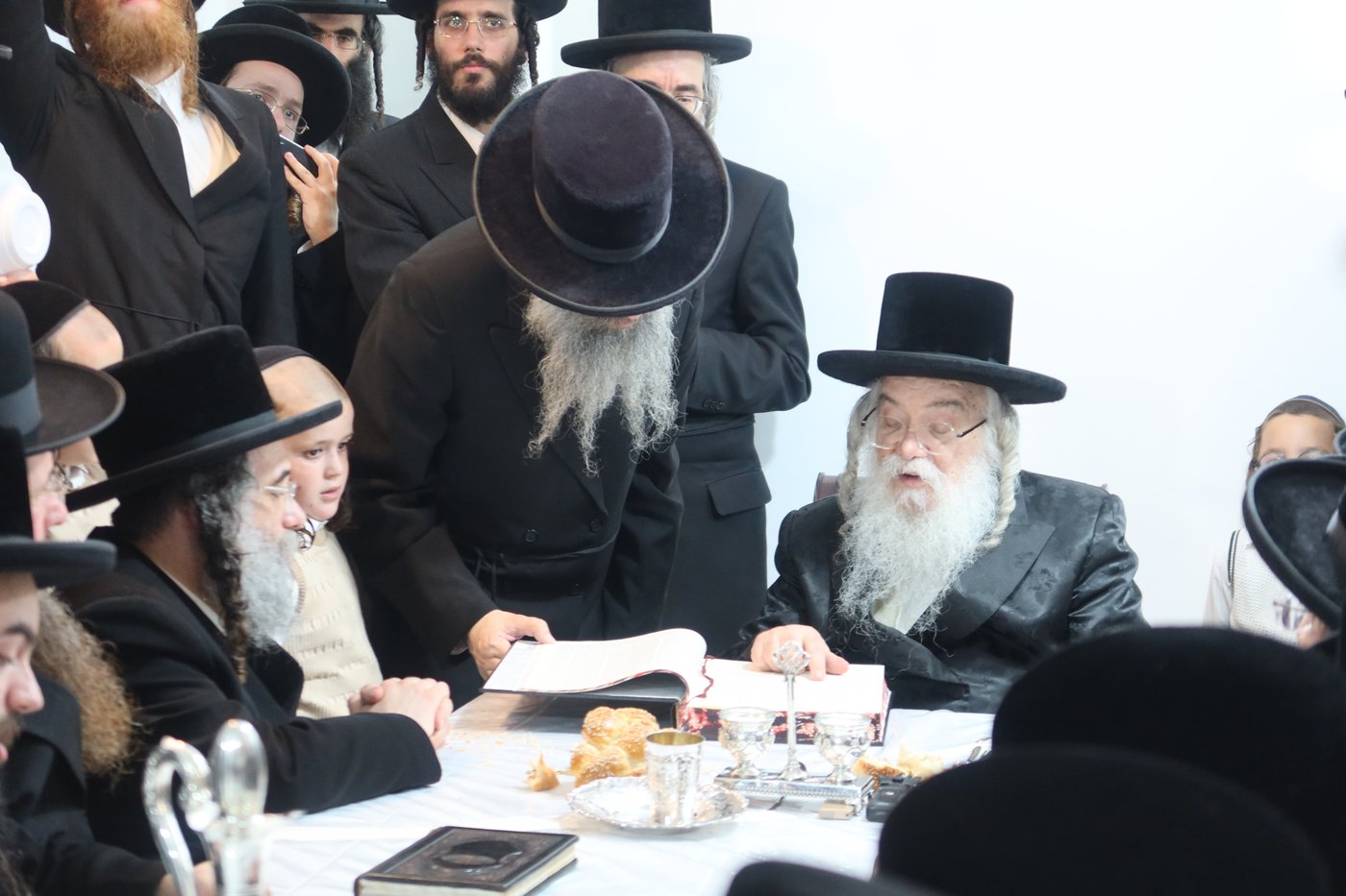 האדמו"ר מדארג בסעודת ר"ח בעמנואל 